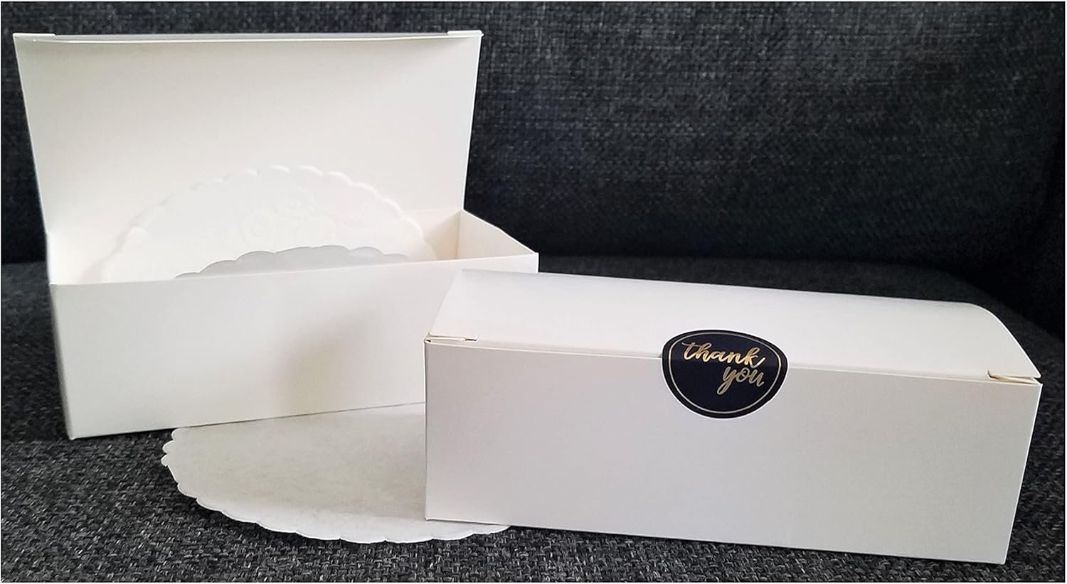 Grossiste en boîtes à part de gâteau pour invités de mariage, logo personnalisé, petits napperons en papier blancs, et autocollants de remerciement, 25 unités.