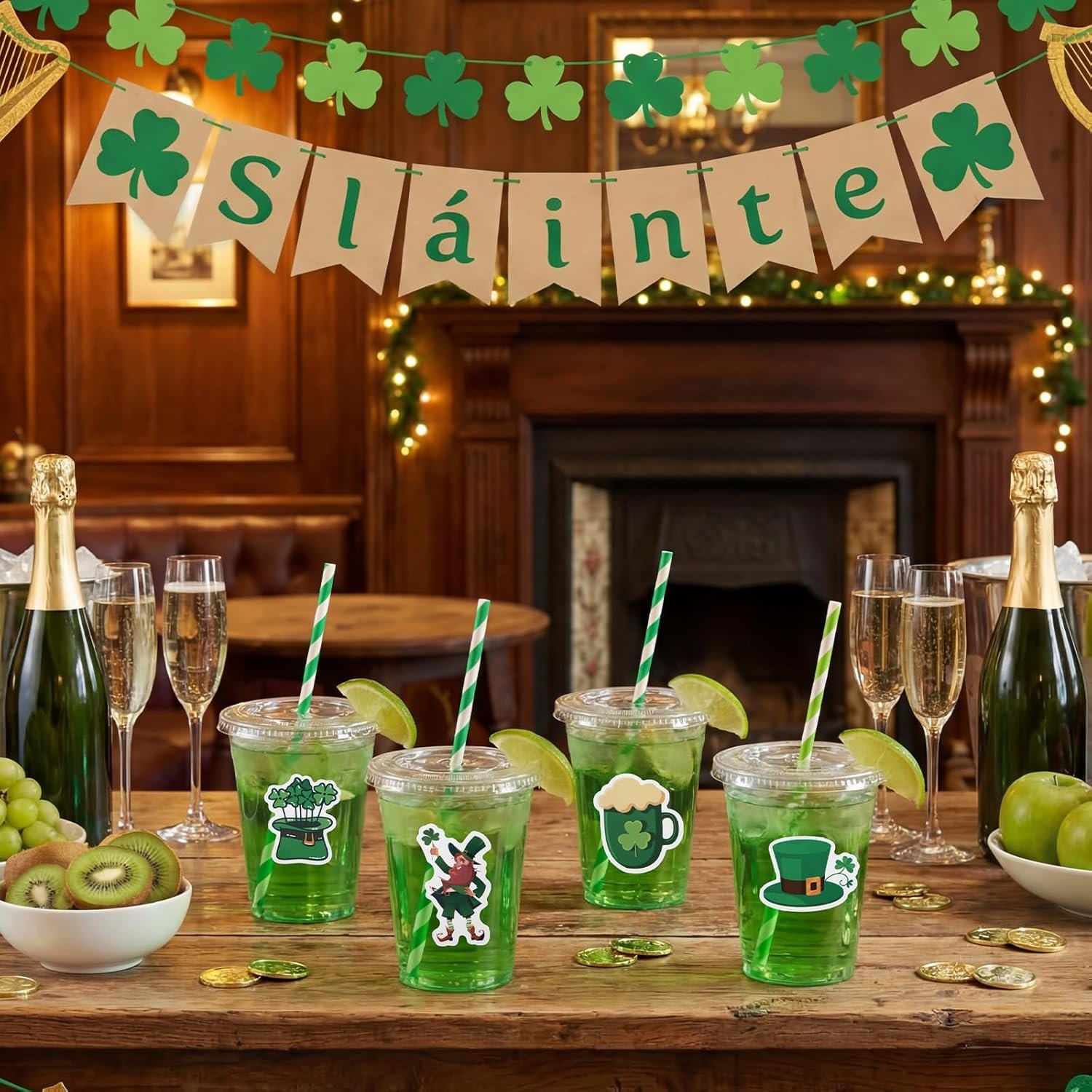 Grossiste gobelets en plastique jetables de 12 oz avec couvercles, pailles et stickers thème irlandais à l'esprit de la Saint-Patrick pour fêtes, marque blanche idéale pour bière, jus et café. Fabricant de 36 pièces en vrac. Personnalisation disponible.