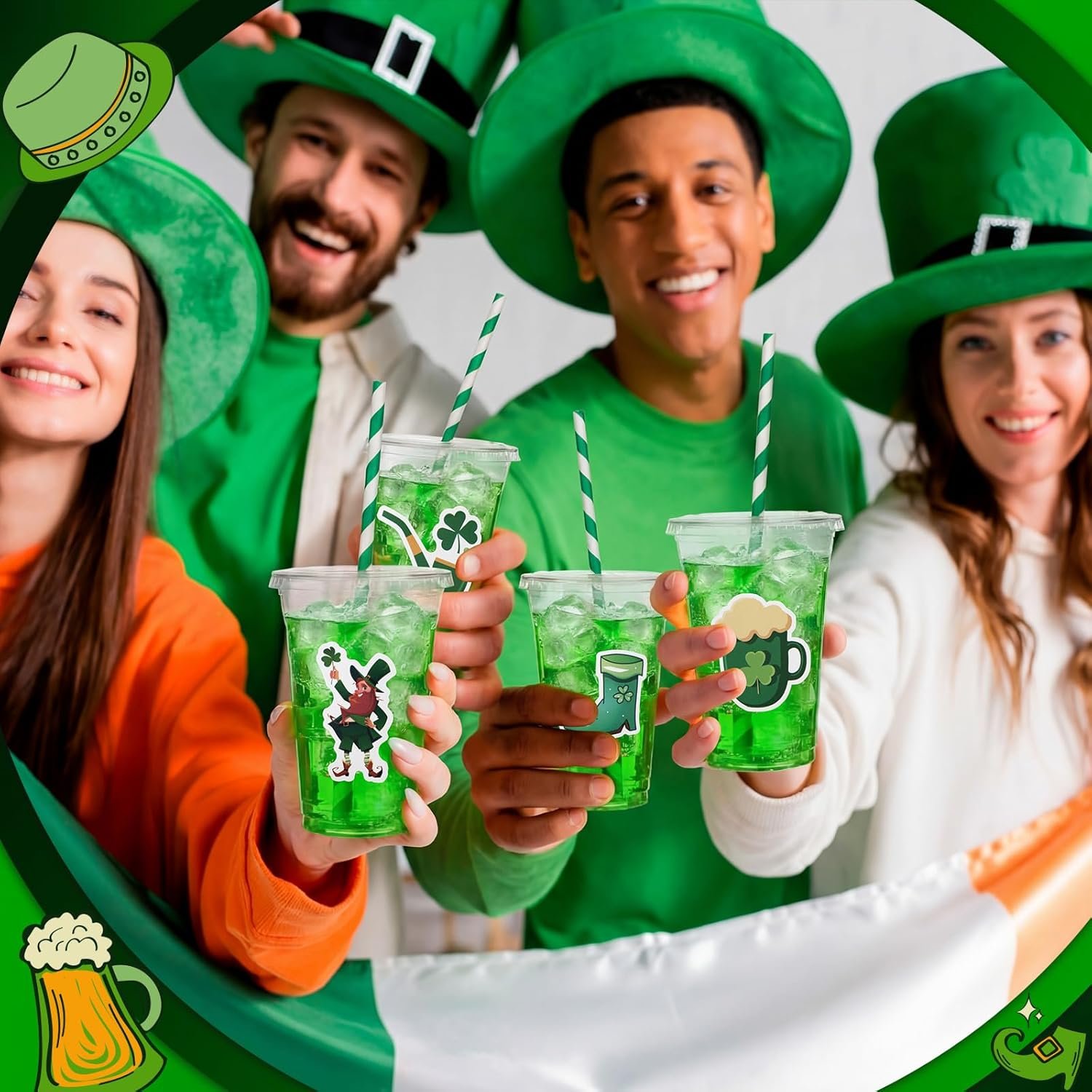 Grossiste gobelets en plastique jetables de 12 oz avec couvercles, pailles et stickers thème irlandais à l'esprit de la Saint-Patrick pour fêtes, marque blanche idéale pour bière, jus et café. Fabricant de 36 pièces en vrac. Personnalisation disponible.
