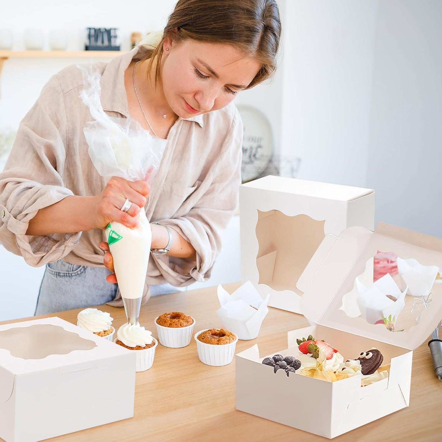 Boîtes à cookies blanches en gros, 30 pièces avec fenêtre 6x6x3 pouces, stickers personnalisés inclus, pour petites friandises, bonbons, desserts, et mini gâteaux, fournisseur de solutions OEM. Boîtes à cookies blanches en gros, 30 pièces avec fenêtre 6x6x3 pouces, stickers personnalisés inclus, pour petites friandises, bonbons, desserts, et mini gâteaux, fournisseur de solutions OEM.