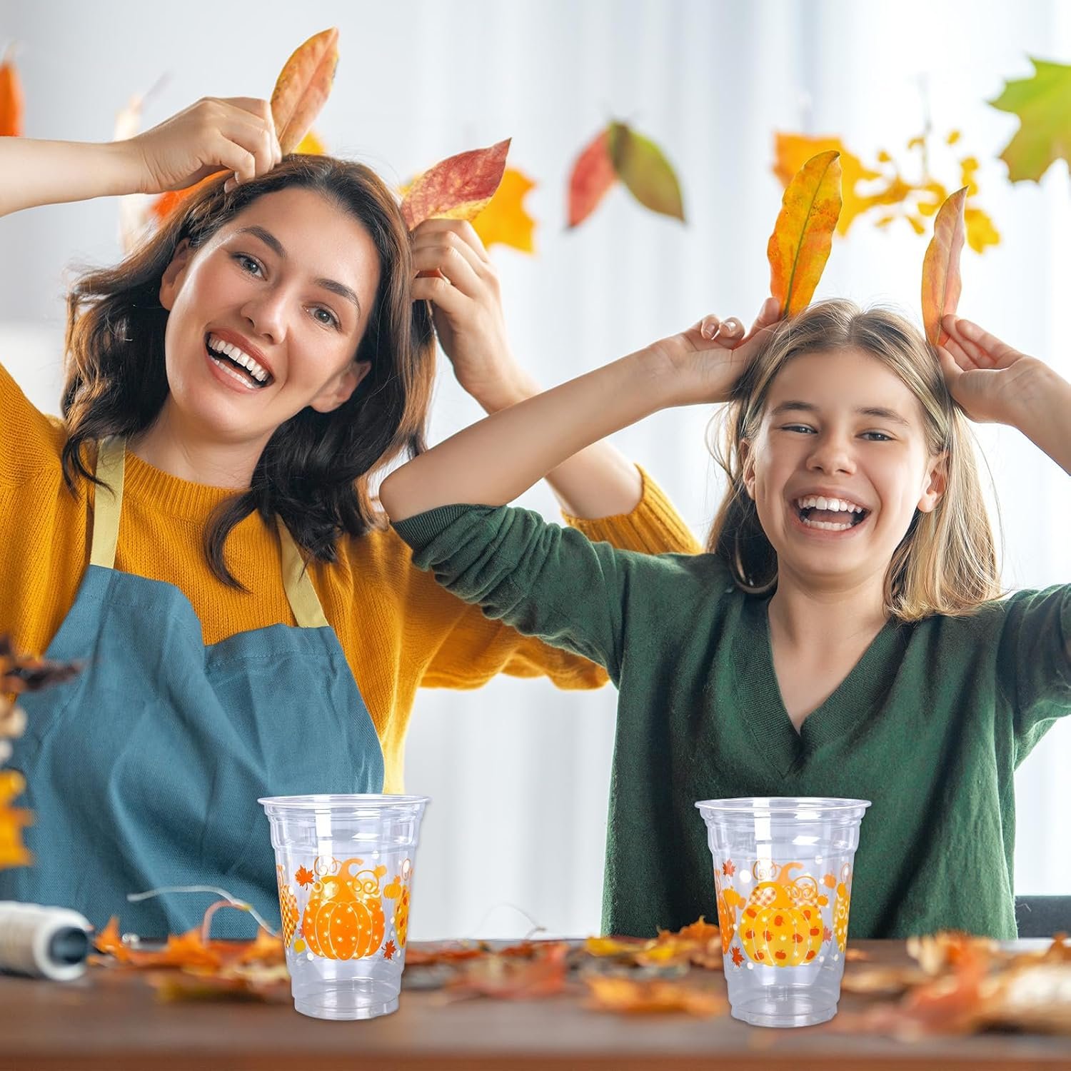 Grossiste gobelets en plastique jetables de 12 oz pour l'automne avec motifs de citrouille, fournies en 50 unités, parfaits pour célébrations, anniversaire, mariage et événements, marque blanche et personnalisable.