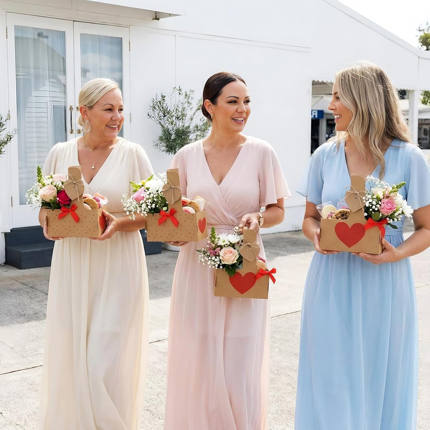 Grossiste support à boissons jetable en forme de cœur avec poignée pour fête des mères, 24 pièces, parfait pour livraison de café et nourriture, logo personnalisé, fabriqué par un fournisseur professionnel.