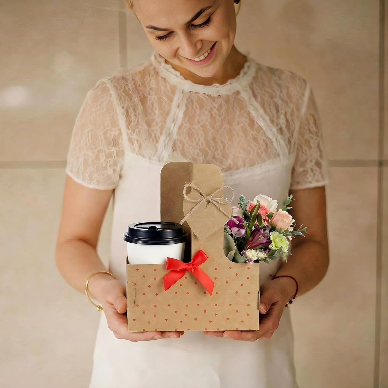 Grossiste support à boissons jetable en forme de cœur avec poignée pour fête des mères, 24 pièces, parfait pour livraison de café et nourriture, logo personnalisé, fabriqué par un fournisseur professionnel.