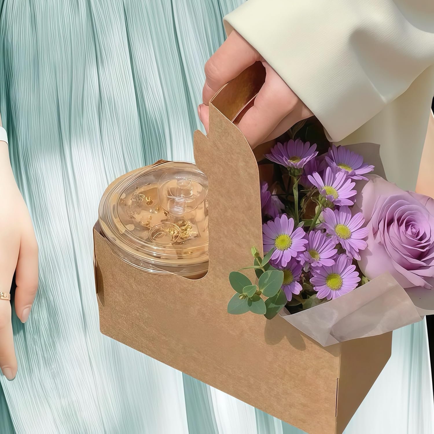 Grossiste support à boissons en papier Kraft pour 2 tasses avec poignée, 20 unités, logo personnalisé, fabricant de contenants jetables pour la livraison et le service à emporter.