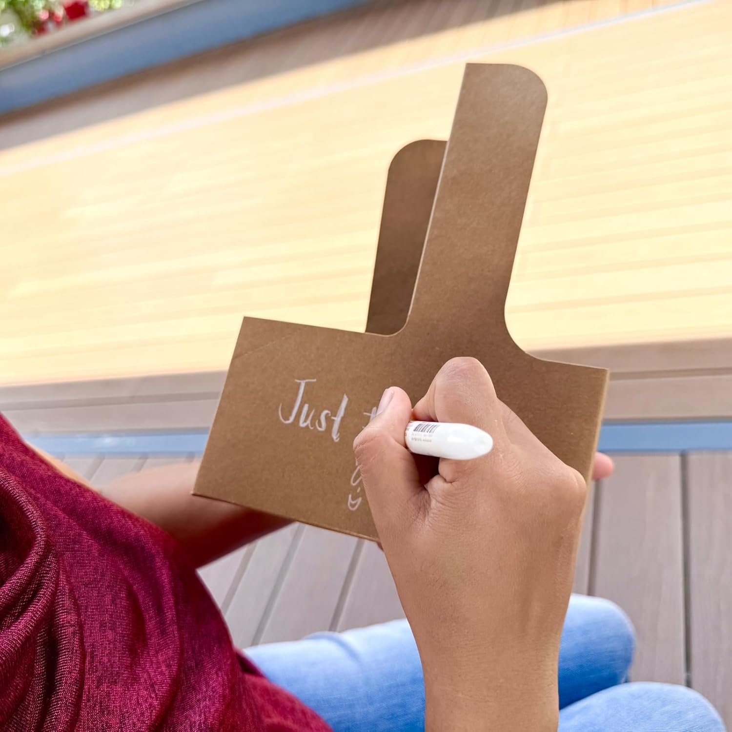 Grossiste support à boissons en papier Kraft pour 2 tasses avec poignée, 20 unités, logo personnalisé, fabricant de contenants jetables pour la livraison et le service à emporter.