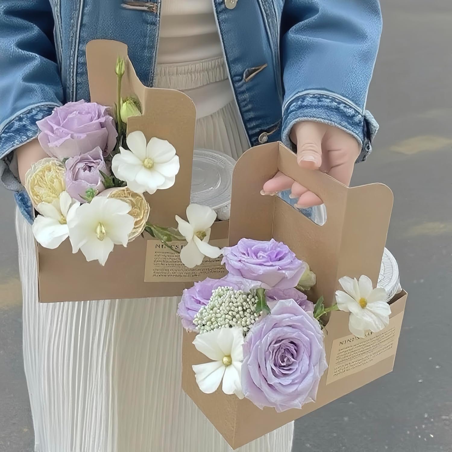 Grossiste support à boissons en papier Kraft pour 2 tasses avec poignée, 20 unités, logo personnalisé, fabricant de contenants jetables pour la livraison et le service à emporter.