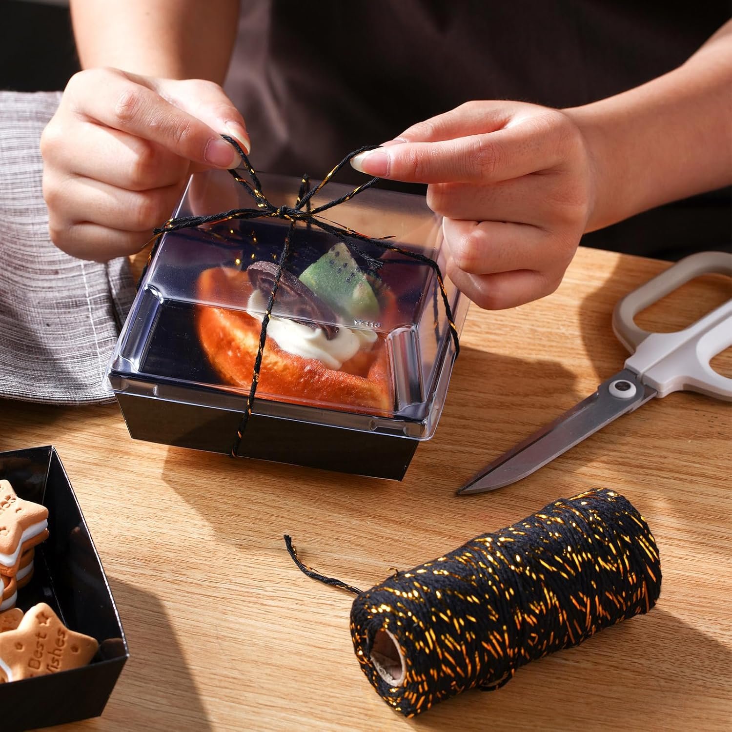 Grossiste de boîtes à charcuterie en papier jetables 4,5 pouces avec couvercles transparents, conteneurs carrés pour desserts, emballages pour gâteau, sandwich et cookies avec corde, OEM et fournisseur.