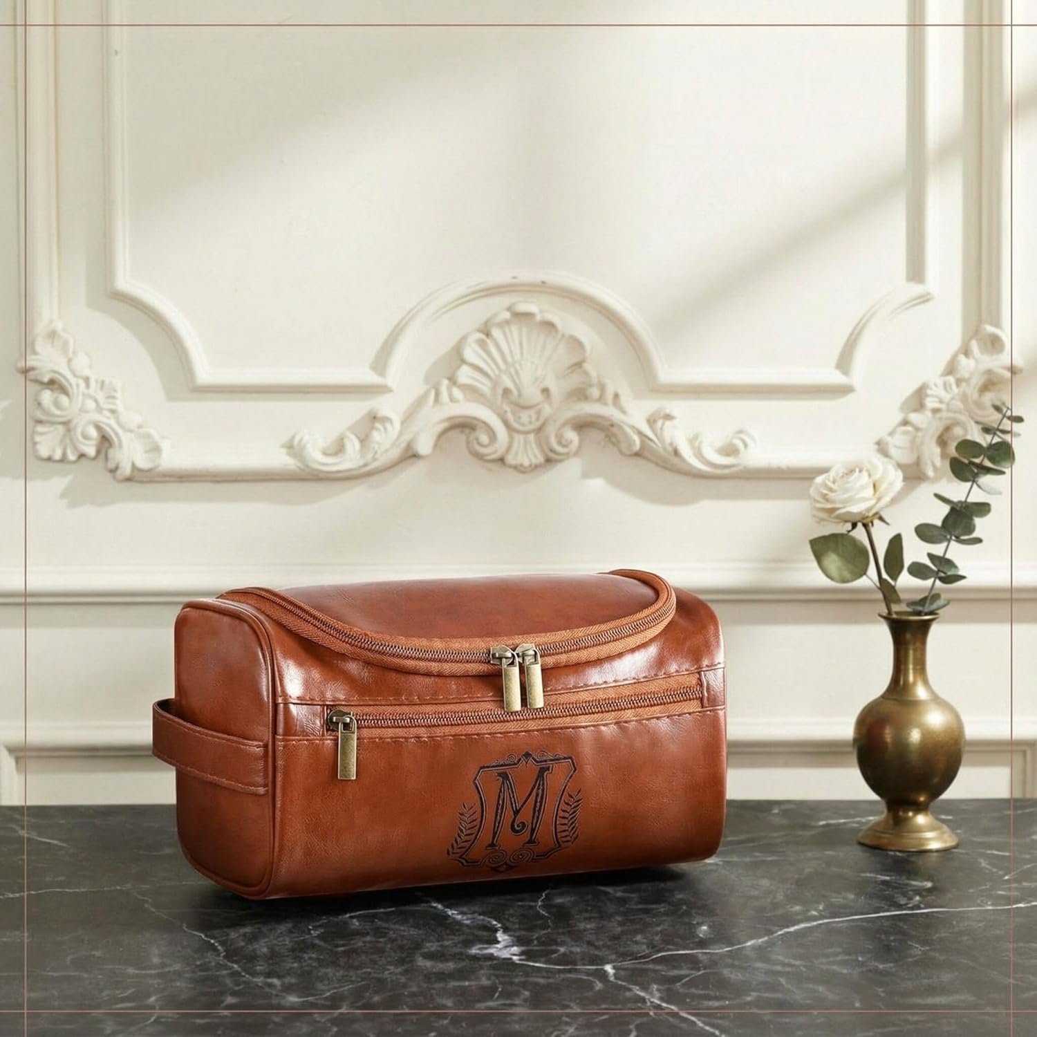 Toiletry Bag en Cuir Personnalisé pour Hommes avec Logo Personnalisé, Trousse de Voyage Monogrammée avec Crochet et Poignée Latérale, Fabricant de Kits de Toilettes pour Lui, Papa, Mari, Cadeaux d'Anniversaire et de Noël en Vrac.