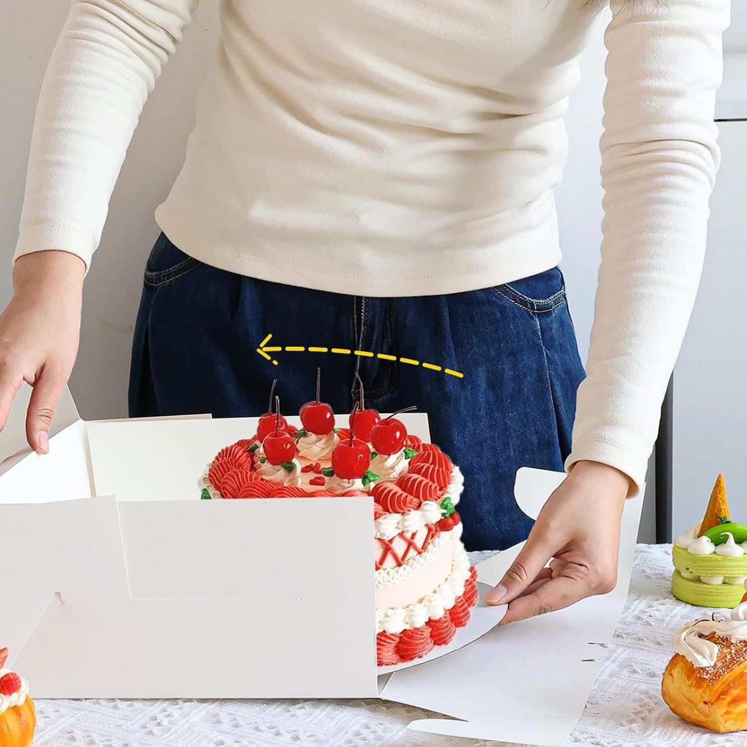 Boîtes à gâteaux carrées blanches avec fenêtre 12x12x12 pouces, vente en gros, pour célébrations, logo personnalisé, fabriquées par un fournisseur de qualité, idéales pour les mariages et anniversaires. Boîtes à gâteaux carrées blanches avec fenêtre 12x12x12 pouces, vente en gros, pour célébrations, logo personnalisé, fabriquées par un fournisseur de qualité, idéales pour les mariages et anniversaires.