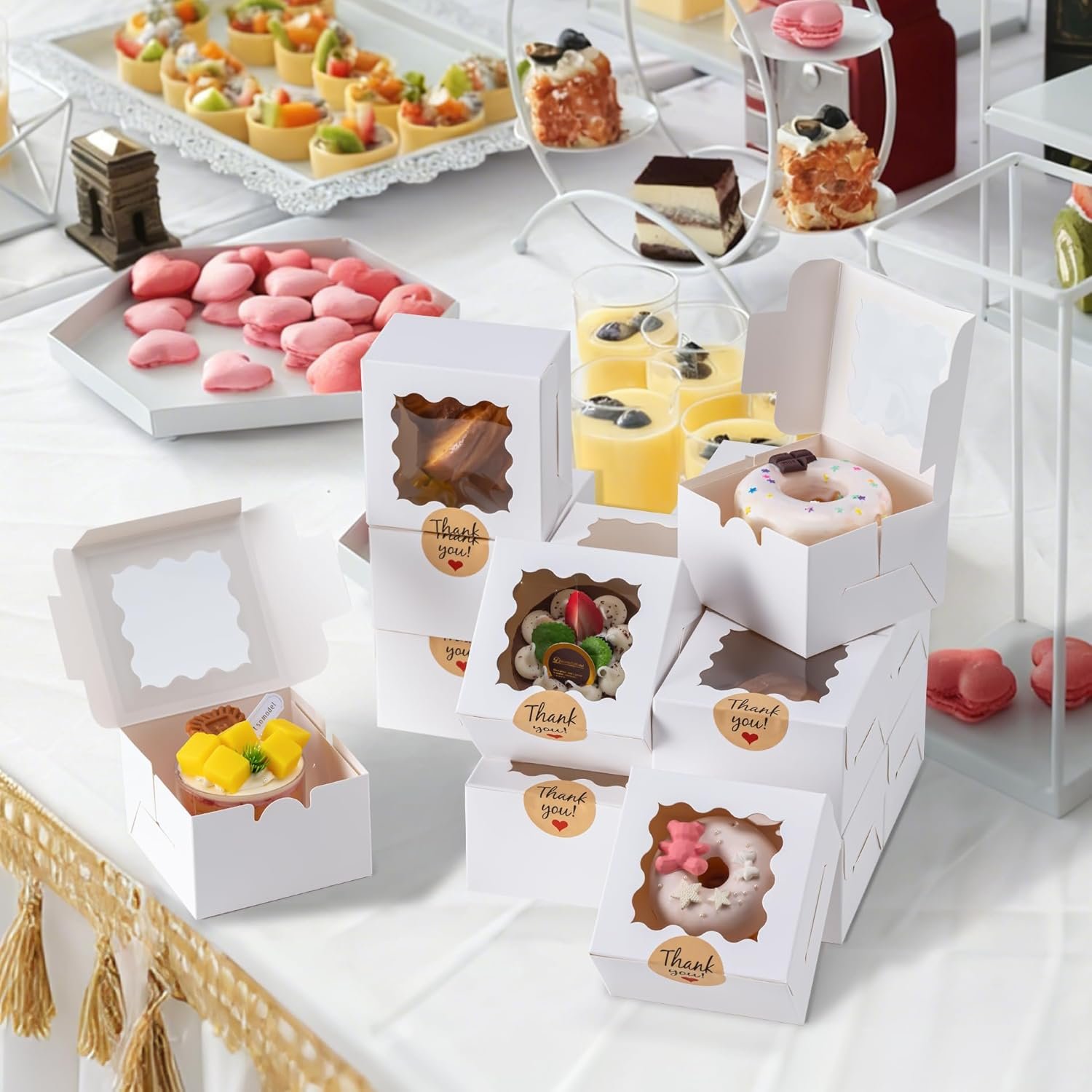 Boîtes à cookies en gros avec fenêtre, 50pcs de 4x4x2,5 pouces, fabriquées par un fournisseur, avec 50 autocollants personnalisés pour biscuits, pâtisseries, desserts, bonbons et mini gâteaux (blanc)