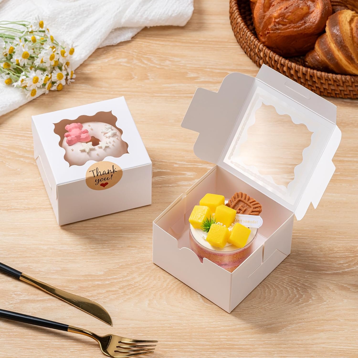 Boîtes à cookies en gros avec fenêtre, 50pcs de 4x4x2,5 pouces, fabriquées par un fournisseur, avec 50 autocollants personnalisés pour biscuits, pâtisseries, desserts, bonbons et mini gâteaux (blanc)