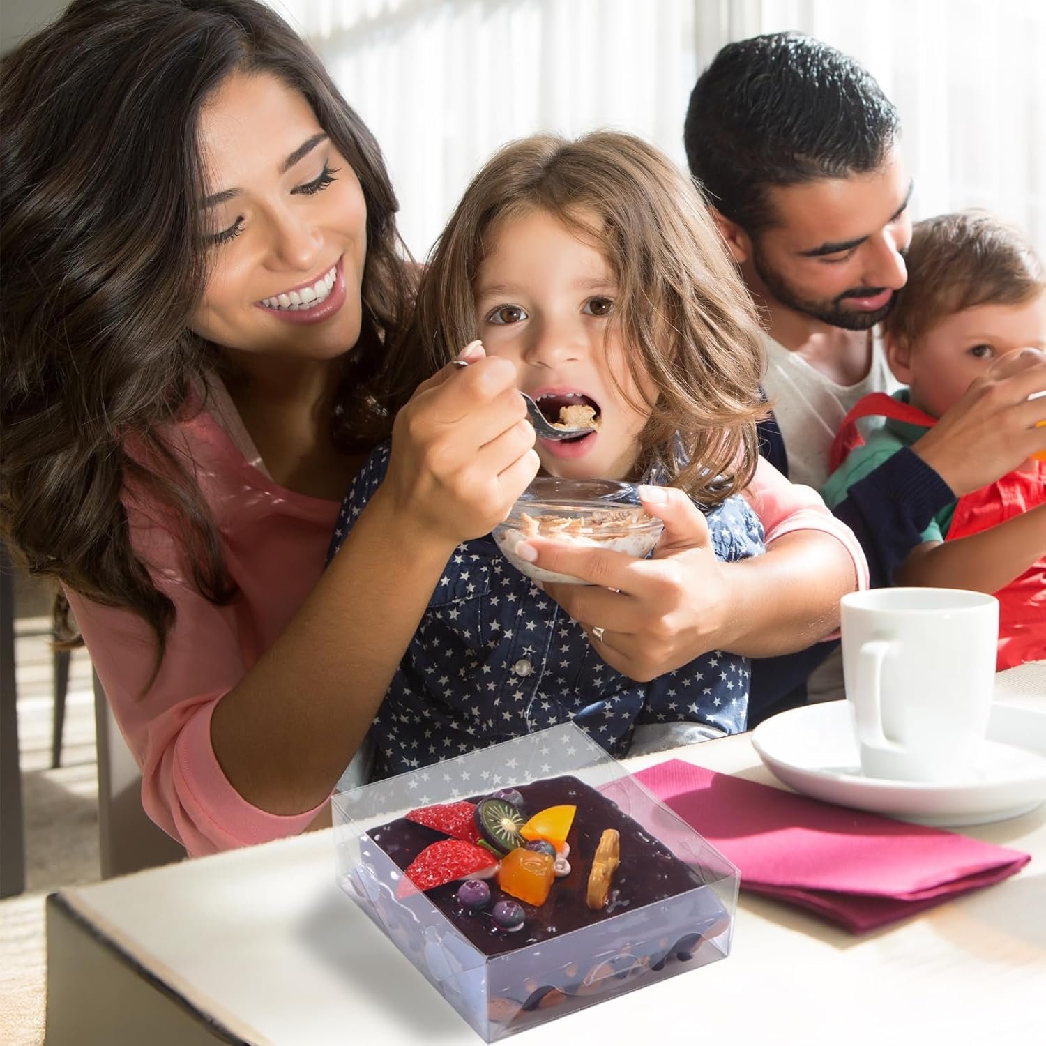 Grossiste en boîtes cadeaux en plastique transparent 4x4x2 pouces pour pâtisseries, logo personnalisé, fournisseur pour cookies, fraises enrobées de chocolat, truffes, brownies et plus.