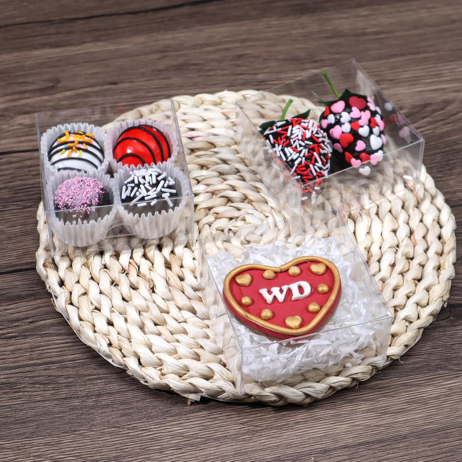 Grossiste en boîtes cadeaux en plastique transparent 4x4x2 pouces pour pâtisseries, logo personnalisé, fournisseur pour cookies, fraises enrobées de chocolat, truffes, brownies et plus.