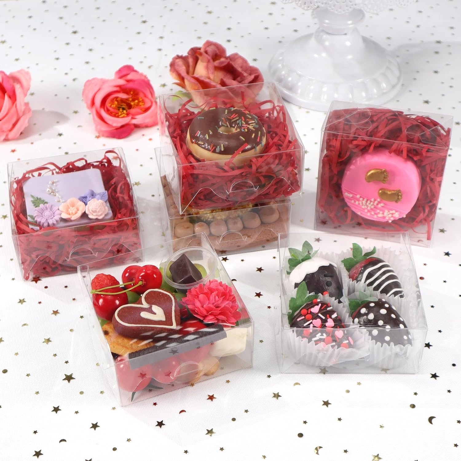 Grossiste en boîtes cadeaux en plastique transparent 4x4x2 pouces pour pâtisseries, logo personnalisé, fournisseur pour cookies, fraises enrobées de chocolat, truffes, brownies et plus.