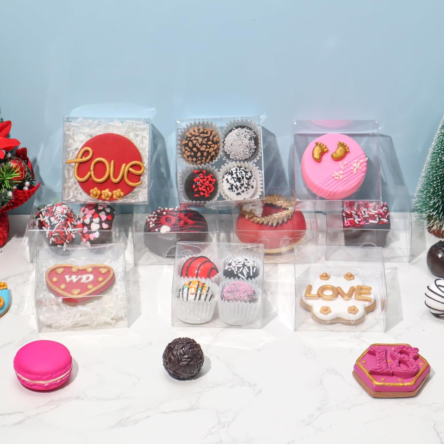 Grossiste en boîtes cadeaux en plastique transparent 4x4x2 pouces pour pâtisseries, logo personnalisé, fournisseur pour cookies, fraises enrobées de chocolat, truffes, brownies et plus.