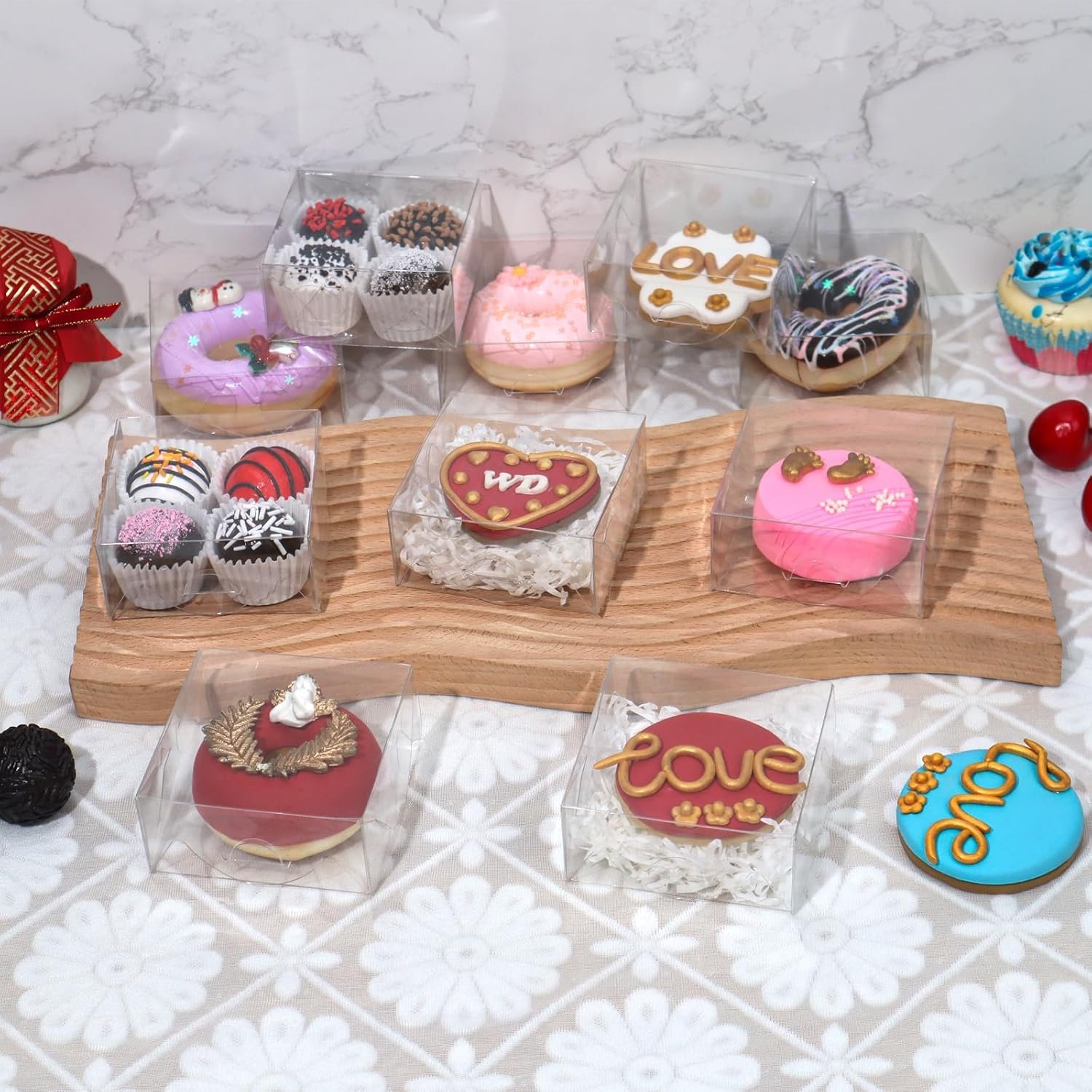 Grossiste en boîtes cadeaux en plastique transparent 4x4x2 pouces pour pâtisseries, logo personnalisé, fournisseur pour cookies, fraises enrobées de chocolat, truffes, brownies et plus.