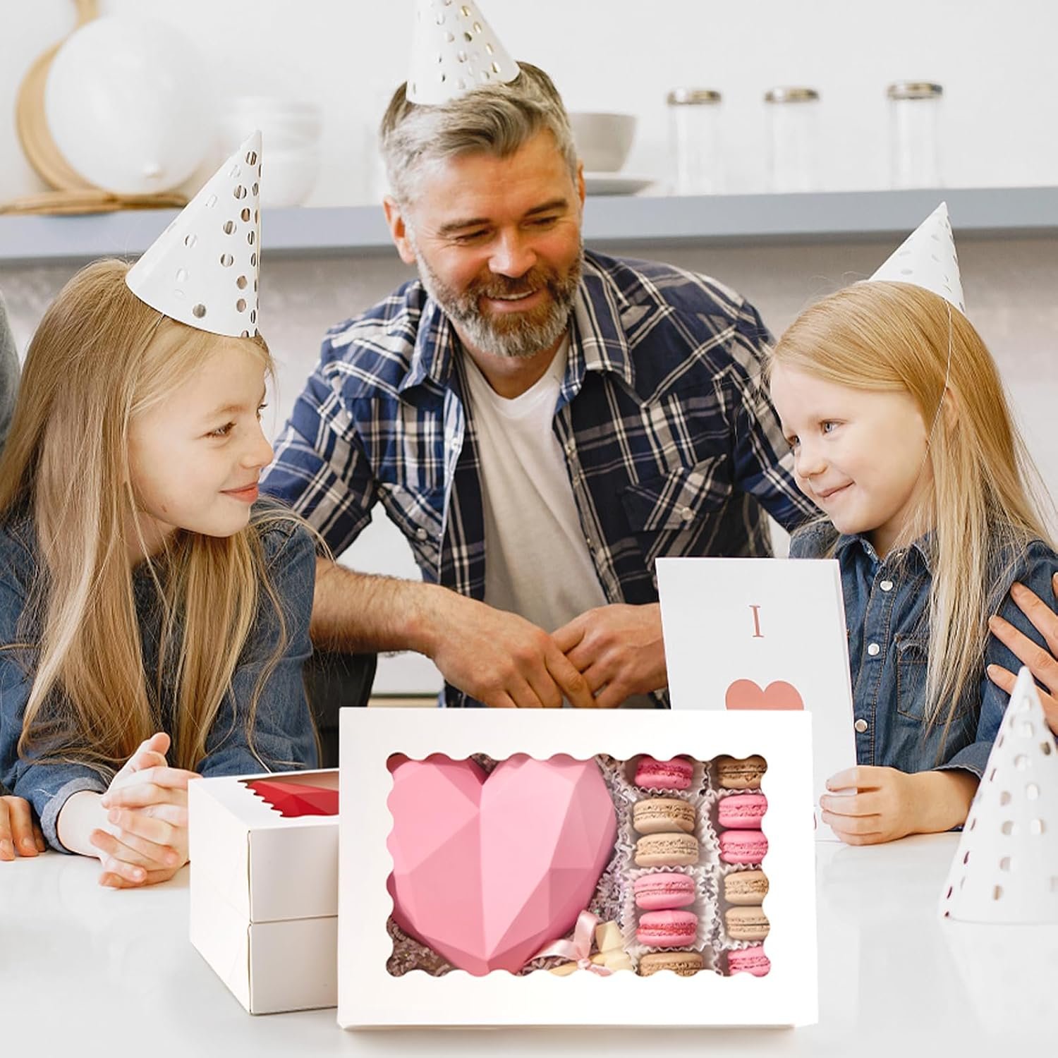 Grossiste de boîtes à pâtisserie, boîte à gâteau avec fenêtre 12x8x2.5 pouces, solution de marque blanche pour muffins, donuts, fruits, chocolat et cœurs brisés, fournisseur de qualité en gros.