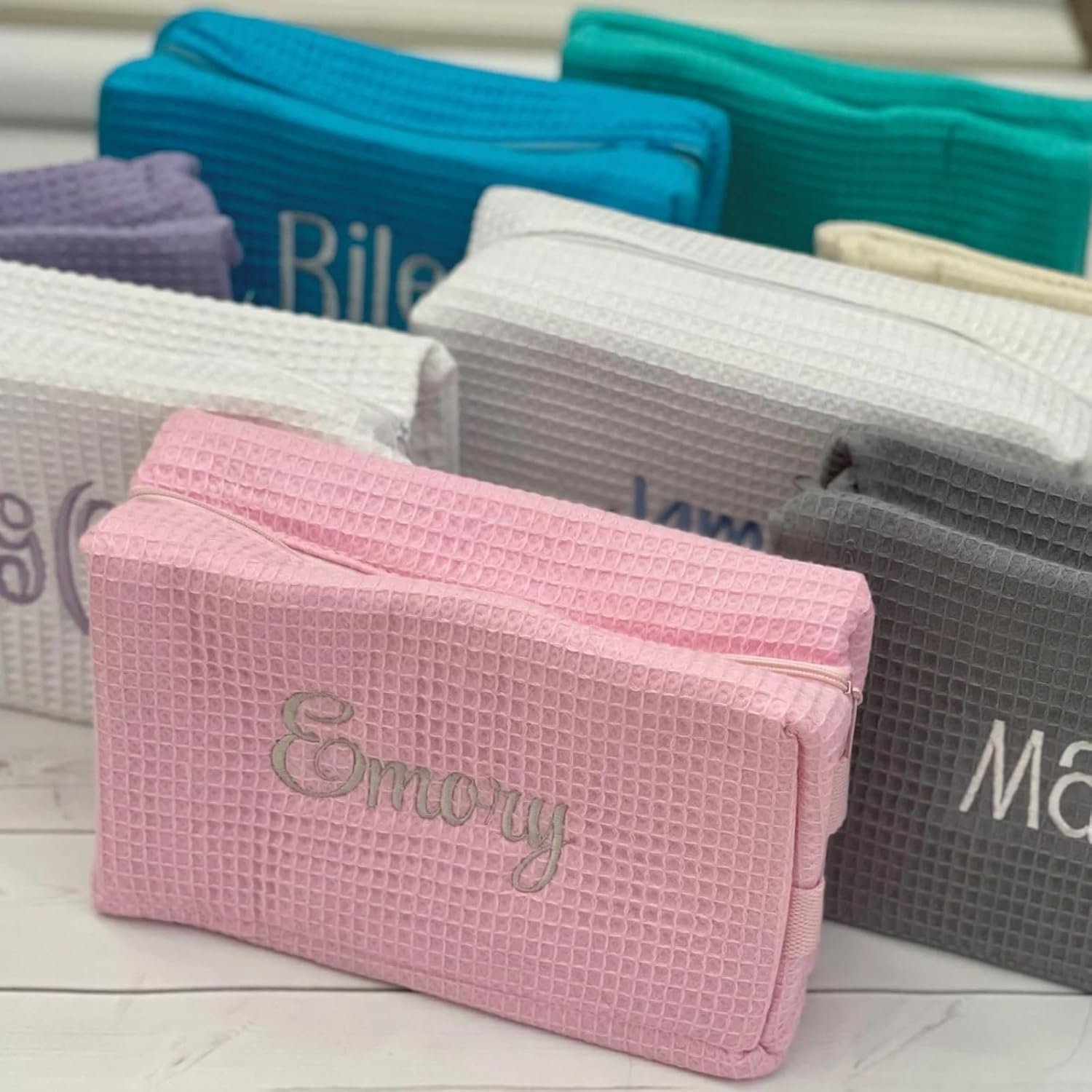 Grossiste de sacs de maquillage personnalisés, trousse de toilette brodée avec initiales, cadeau de mariée sur mesure, marron café, OEM moderne.