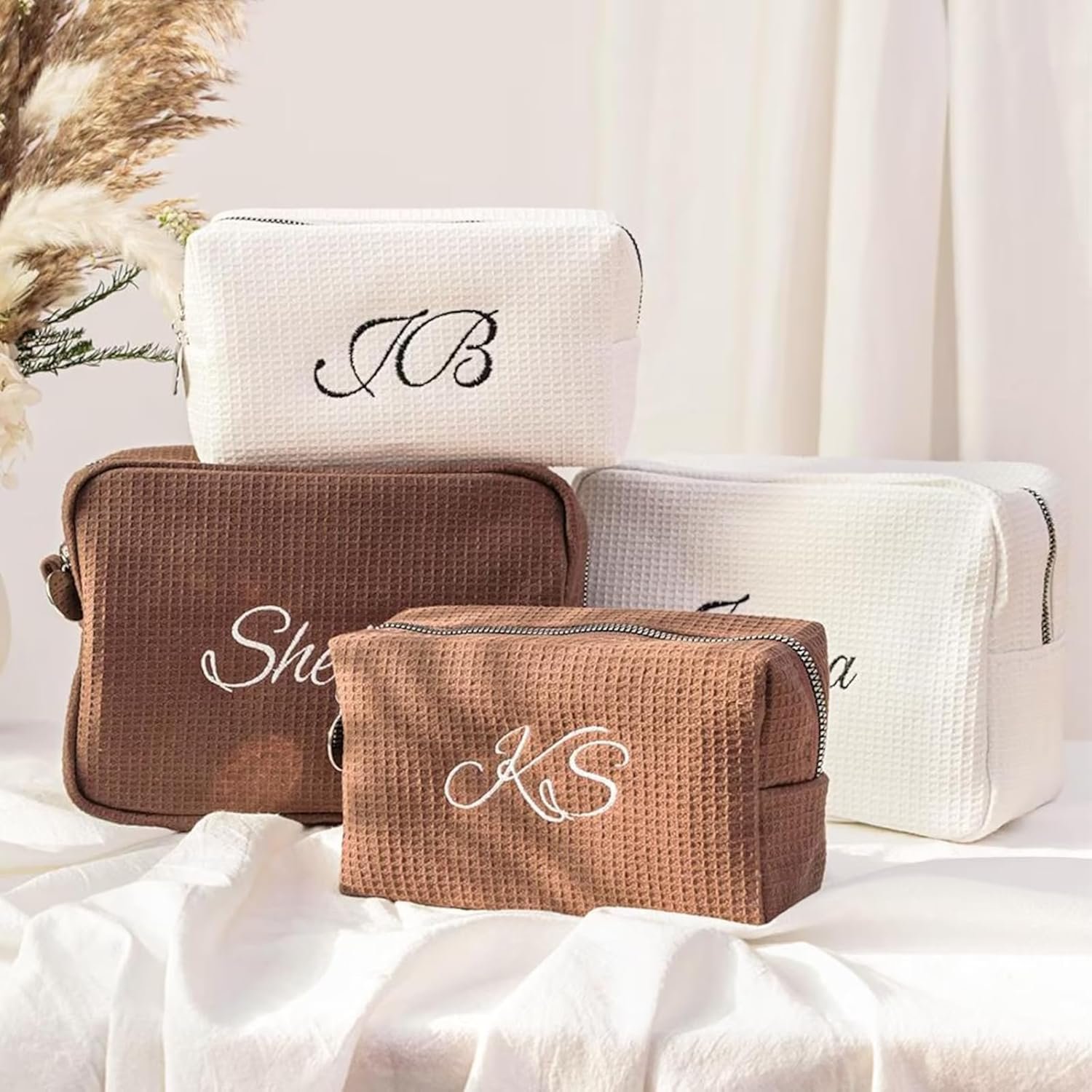 Grossiste de sacs de maquillage personnalisés, trousse de toilette brodée avec initiales, cadeau de mariée sur mesure, marron café, OEM moderne.