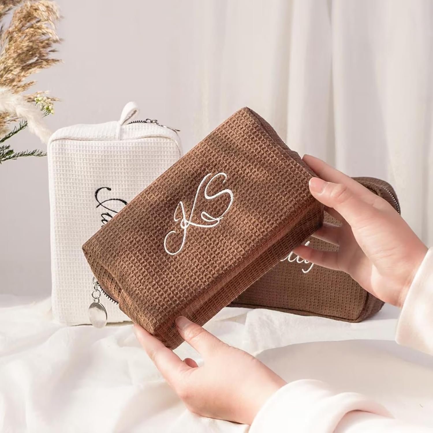 Grossiste de sacs de maquillage personnalisés, trousse de toilette brodée avec initiales, cadeau de mariée sur mesure, marron café, OEM moderne.