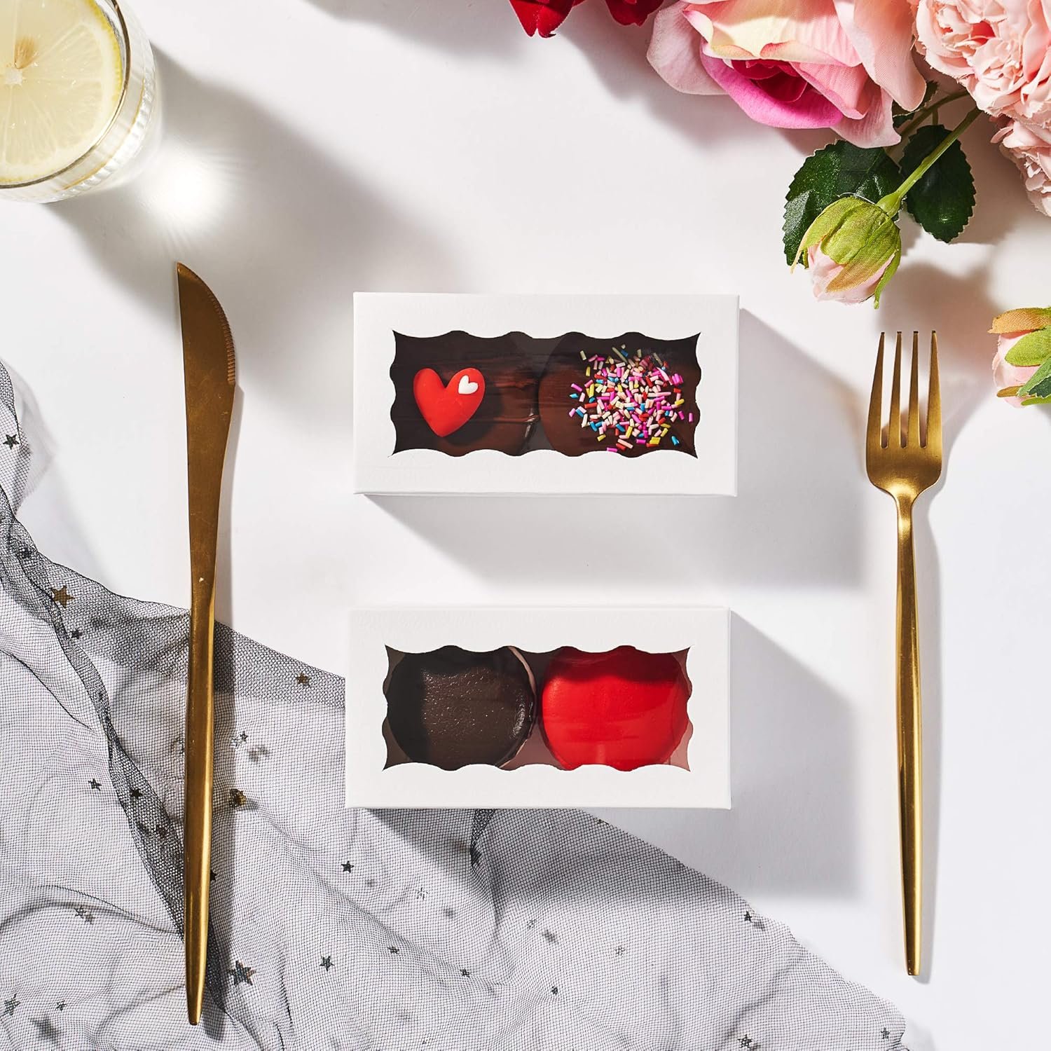 Grossiste boîte à bonbon blanche avec fenêtre 100 pièces - 4,17x2,16x1,37 pouces - idéal pour chocolat, boîtes de pâtisserie, boîtes de macarons pour 2 - Marque Blanche personnalisée par votre Fournisseur.