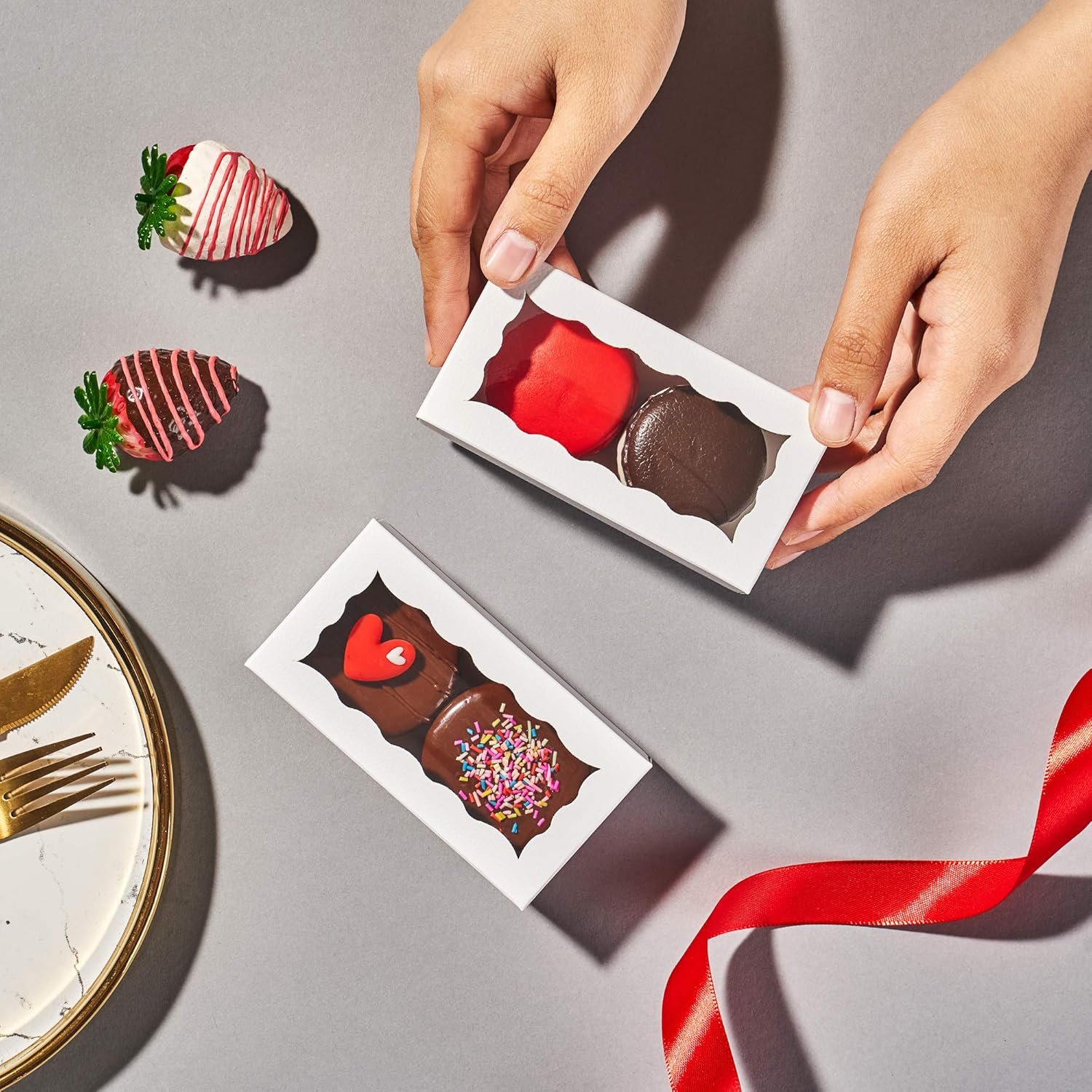 Grossiste boîte à bonbon blanche avec fenêtre 100 pièces - 4,17x2,16x1,37 pouces - idéal pour chocolat, boîtes de pâtisserie, boîtes de macarons pour 2 - Marque Blanche personnalisée par votre Fournisseur.