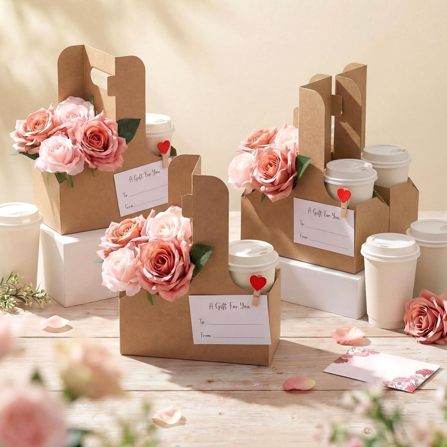 Grossiste en Vrac, Set de 90 Pcs de Porte-Boissons en Papier Kraft pour 2 Tasses avec Poignée, Clips en Forme de Cœur et Mini Cartes-Cadeaux, Plateau de Boissons Pliable pour la Saint-Valentin, la Fête des Mères, Mariages et Fêtes (Marron), Fabricant de Marque Blanche
