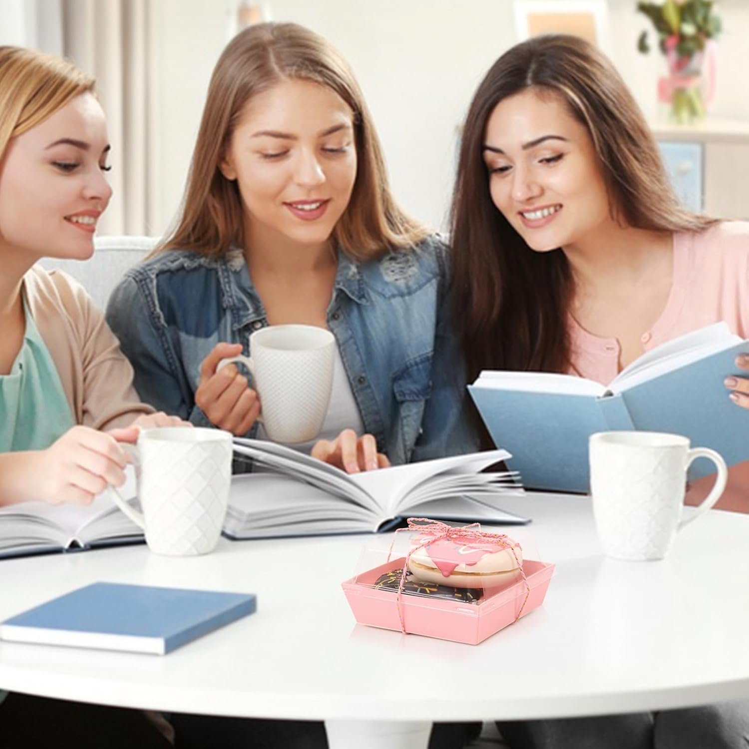 Grossiste en boîtes à charcuterie de 150 pièces, 4,7x4,7x2,6 pouces, avec couvercles clairs et sécurisés, conteneurs jetables carrés roses pour sandwichs, pâtisseries et desserts, pour une marque blanche.