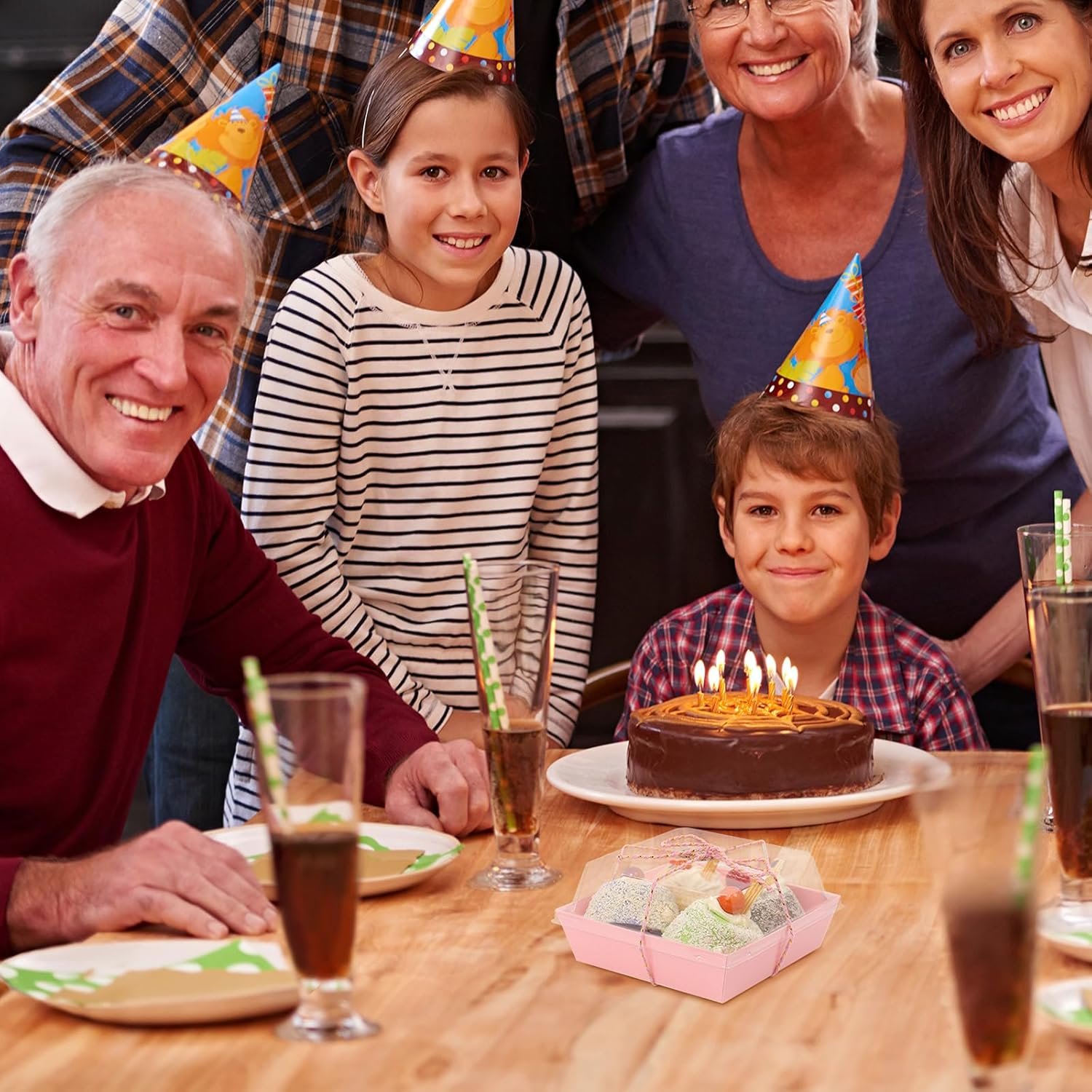 Grossiste en boîtes à charcuterie de 150 pièces, 4,7x4,7x2,6 pouces, avec couvercles clairs et sécurisés, conteneurs jetables carrés roses pour sandwichs, pâtisseries et desserts, pour une marque blanche.