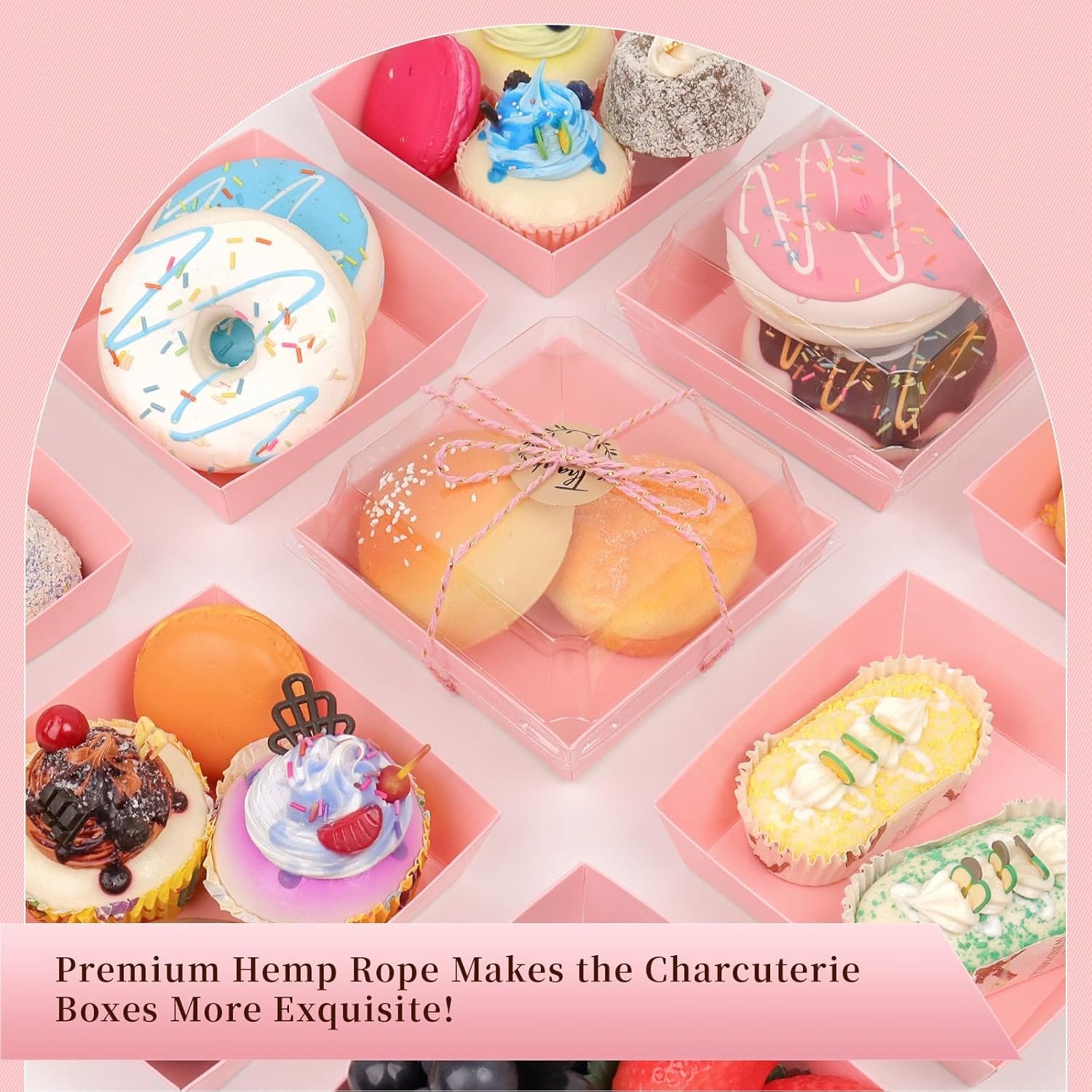 Grossiste en boîtes à charcuterie de 150 pièces, 4,7x4,7x2,6 pouces, avec couvercles clairs et sécurisés, conteneurs jetables carrés roses pour sandwichs, pâtisseries et desserts, pour une marque blanche.