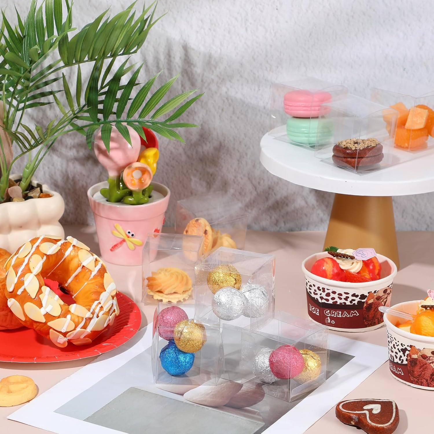 Grossiste Boîtes à Favours Transparentes en Plastique 200 Pcs 2x2x2 Pouces pour Emballage de Macarons et Friandises, Fabricant de Conteneurs de Fête, Vente en Gros pour Anniversaire, Mariage et Baby Shower Grossiste Boîtes à Favours Transparentes en Plastique 200 Pcs 2x2x2 Pouces pour Emballage de Macarons et Friandises, Fabricant de Conteneurs de Fête, Vente en Gros pour Anniversaire, Mariage et Baby Shower