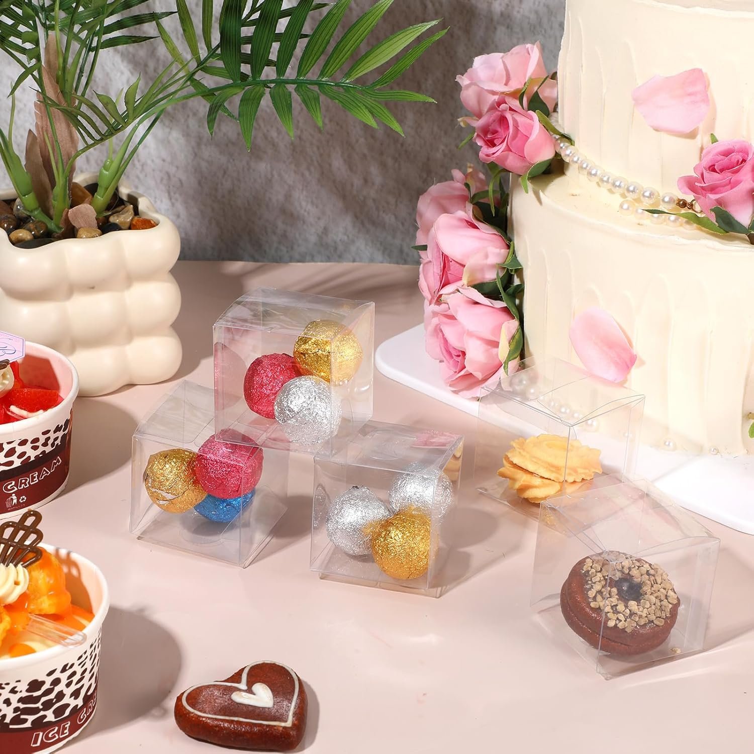 Grossiste Boîtes à Favours Transparentes en Plastique 200 Pcs 2x2x2 Pouces pour Emballage de Macarons et Friandises, Fabricant de Conteneurs de Fête, Vente en Gros pour Anniversaire, Mariage et Baby Shower Grossiste Boîtes à Favours Transparentes en Plastique 200 Pcs 2x2x2 Pouces pour Emballage de Macarons et Friandises, Fabricant de Conteneurs de Fête, Vente en Gros pour Anniversaire, Mariage et Baby Shower