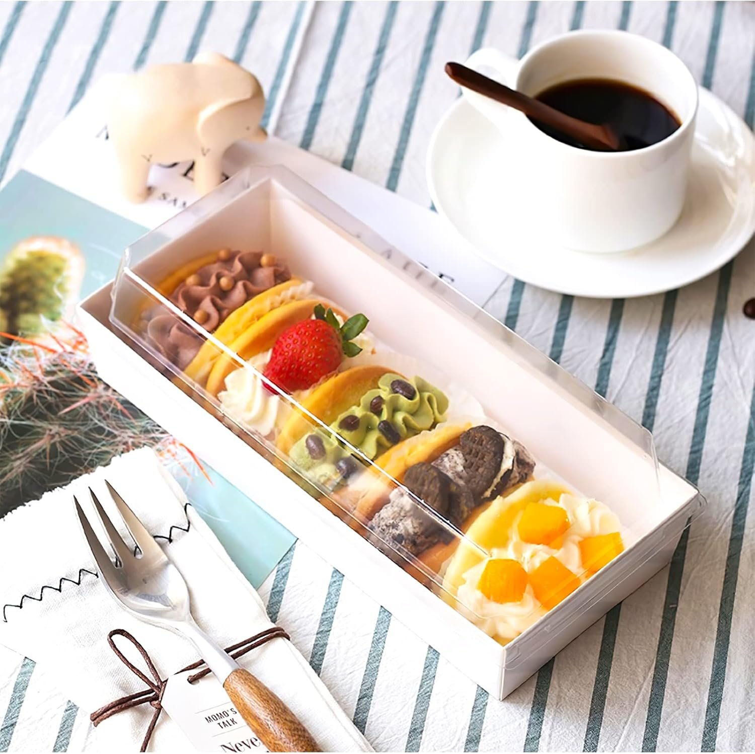 Grossiste Boîtes à pâtisserie blanches avec couvercles transparents, 50 pack, parfaites pour petits gâteaux, sandwiches, cupcakes, fraises et desserts, Fournisseur de contenants à emporter, Logo Personnalisé.