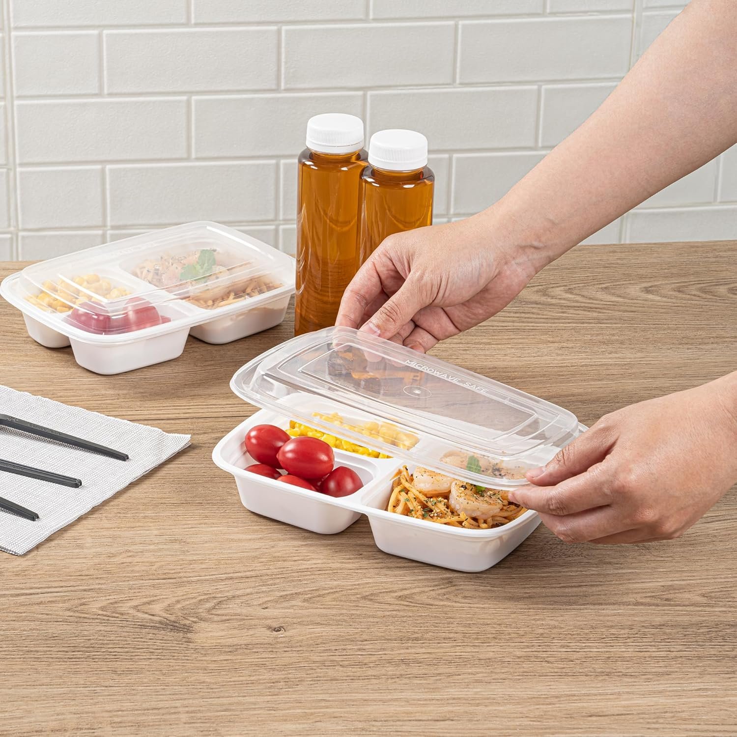 Grossiste Boîtes à emporter compartimentées de 26 onces, 50 contenants alimentaires en plastique blanc, 3 compartiments, avec couvercles en plastique clair, sans BPA, pour préparation de repas, Fabricant en gros, Logo Personnalisé.