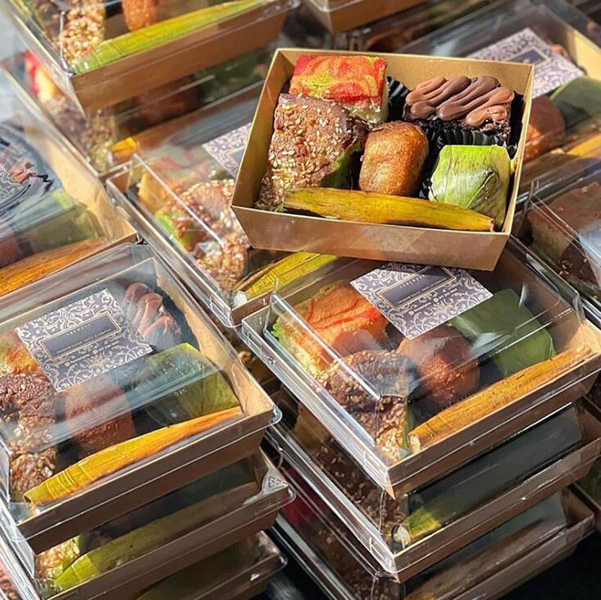 Boîtes à charcuterie miniatures en papier de 10 pièces avec couvercles transparents, Grossiste en contenants alimentaires jetables, OEM pour desserts, sandwichs, cookies, sushi, parts de gâteau et fraises (Marron, Petit)