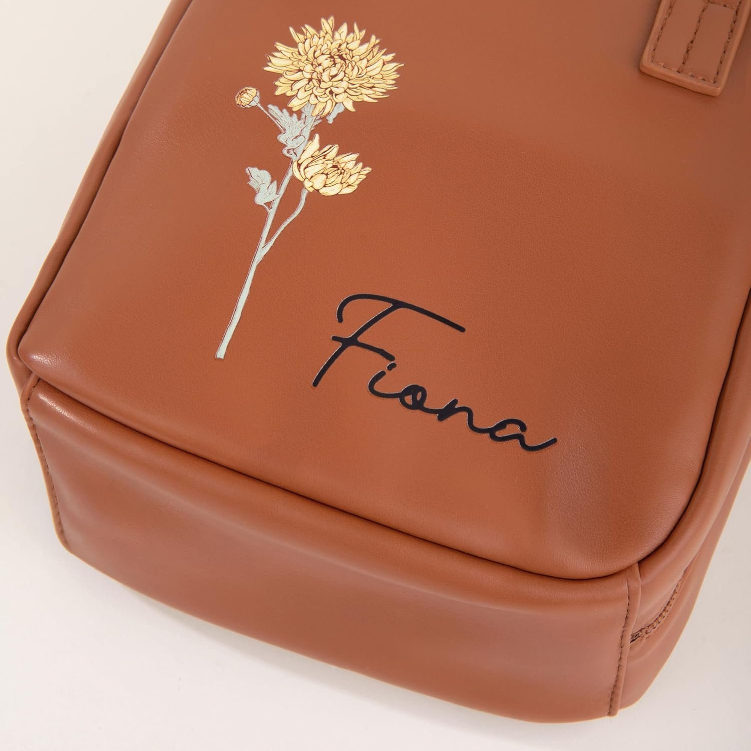 Grossiste de sacs à maquillage de voyage personnalisés en cuir pour femmes avec nom et fleur de naissance, sac à cosmétiques résistant à l'eau avec fermeture éclair et poignée, idéal comme cadeau d'anniversaire pour sa mère ou sa fille, OEM.