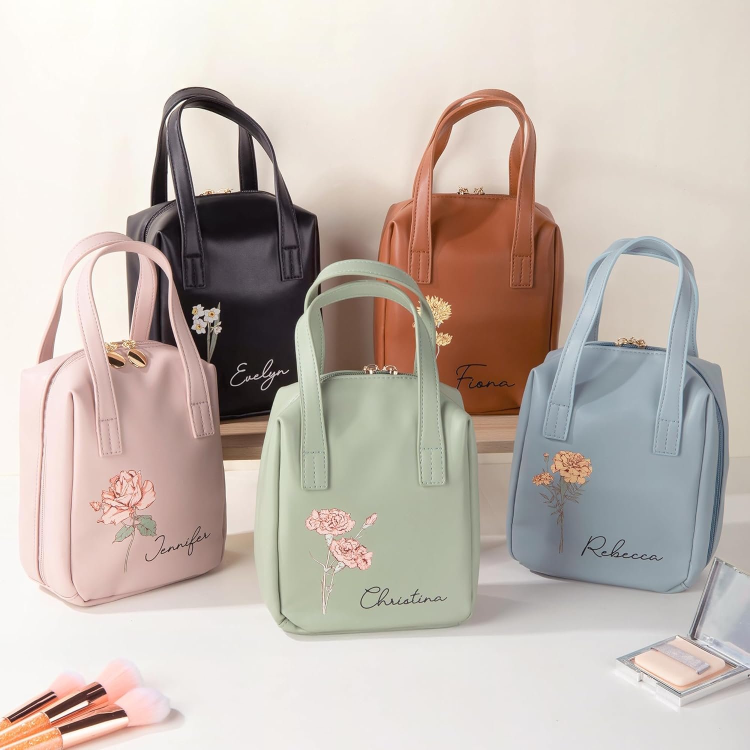 Grossiste de sacs à maquillage de voyage personnalisés en cuir pour femmes avec nom et fleur de naissance, sac à cosmétiques résistant à l'eau avec fermeture éclair et poignée, idéal comme cadeau d'anniversaire pour sa mère ou sa fille, OEM.