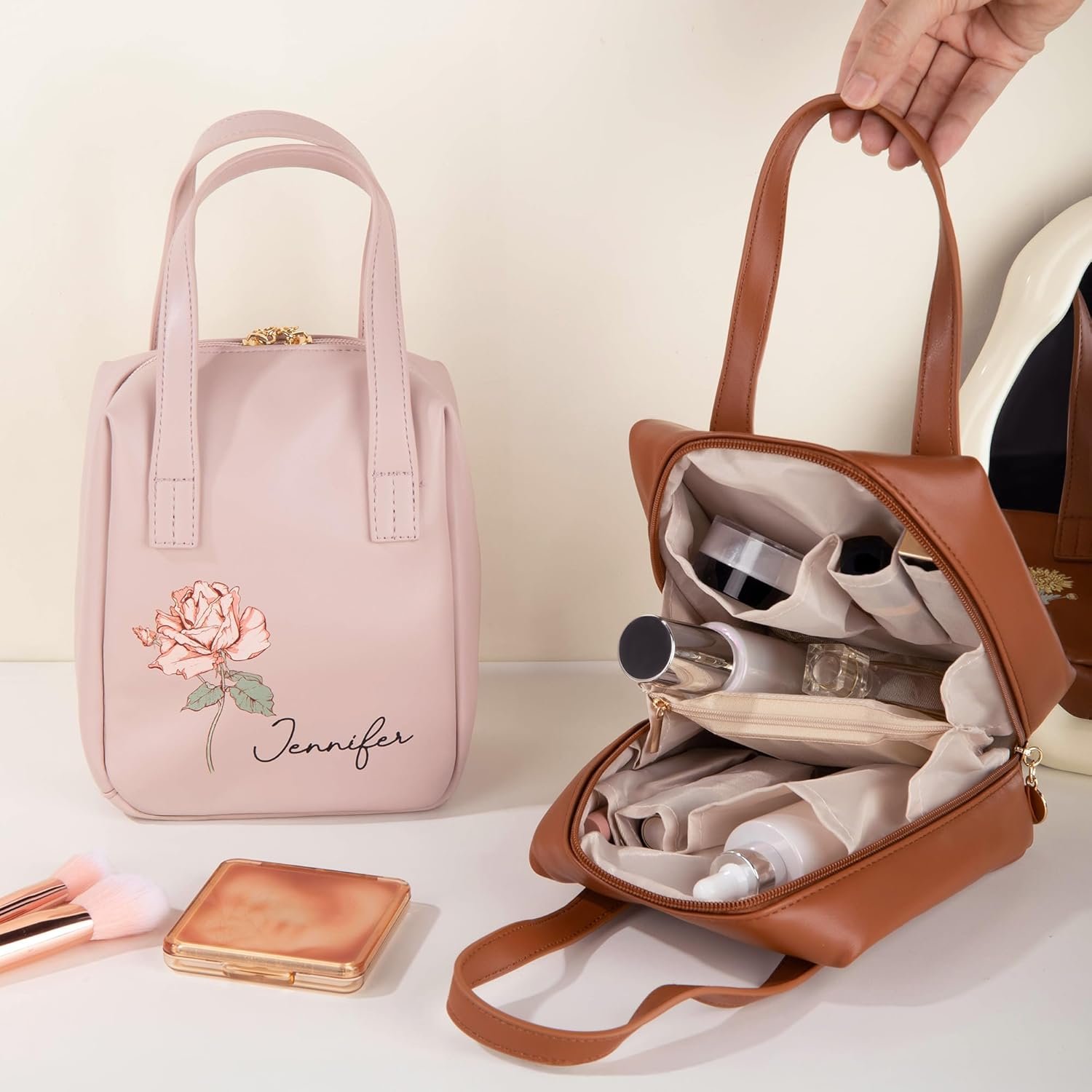 Grossiste de sacs à maquillage de voyage personnalisés en cuir pour femmes avec nom et fleur de naissance, sac à cosmétiques résistant à l'eau avec fermeture éclair et poignée, idéal comme cadeau d'anniversaire pour sa mère ou sa fille, OEM.