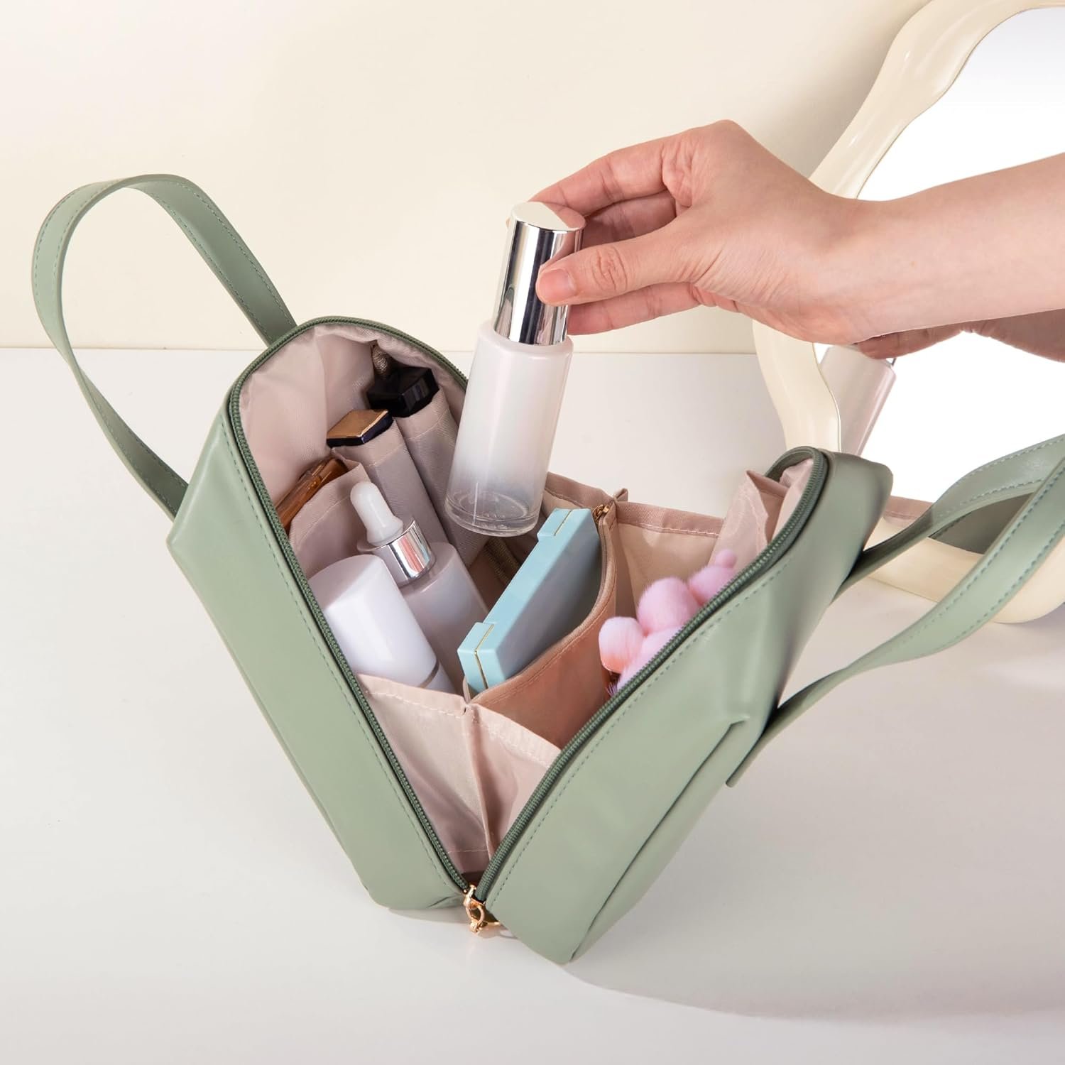 Grossiste de sacs à maquillage de voyage personnalisés en cuir pour femmes avec nom et fleur de naissance, sac à cosmétiques résistant à l'eau avec fermeture éclair et poignée, idéal comme cadeau d'anniversaire pour sa mère ou sa fille, OEM.