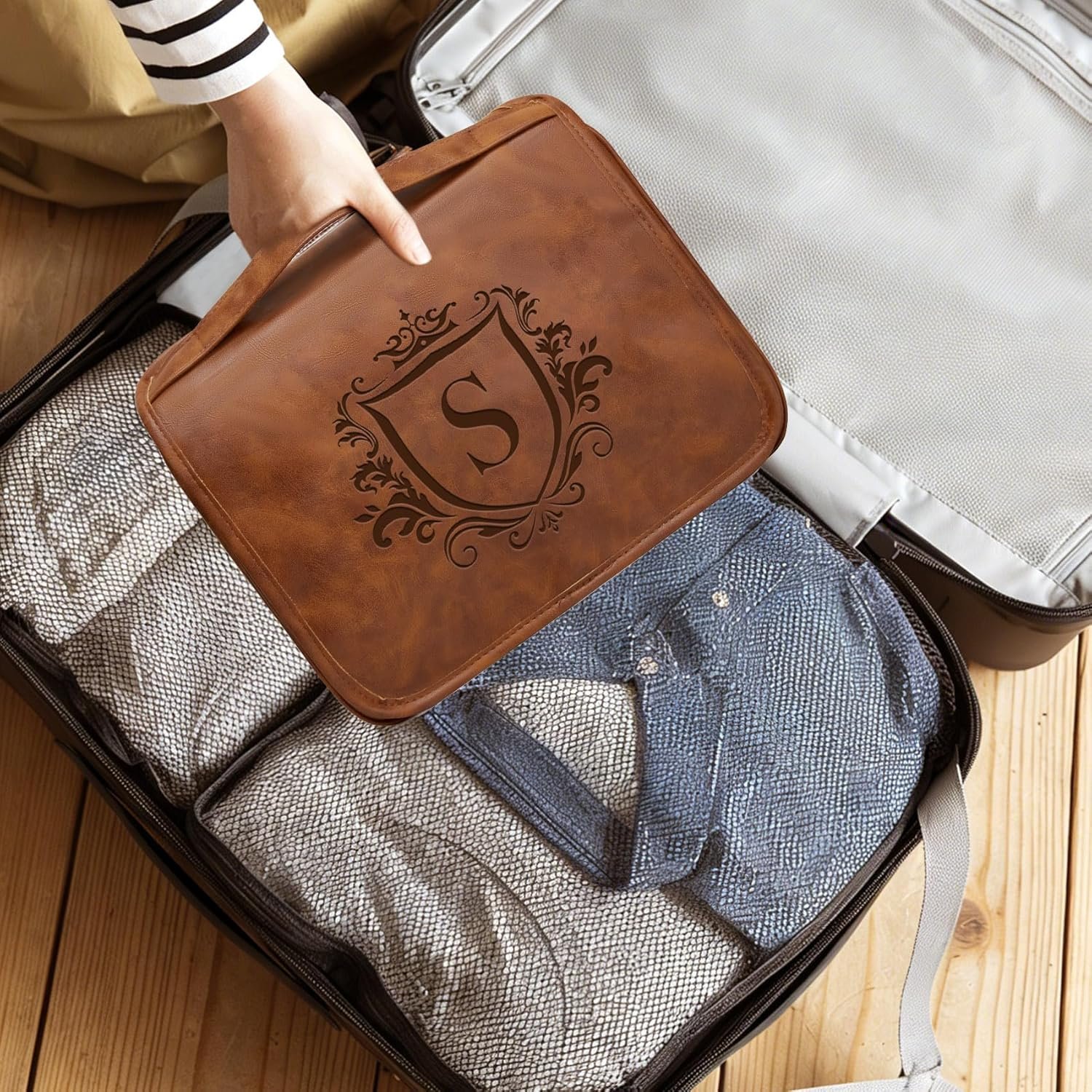Grossiste Sac de Voyage de Toilette Personnalisé en PU Imperméable, Logo Personnalisé et Initiales Gravées au Laser, Cadeau pour Homme, Grande Taille, Idéal pour la Saint-Valentin et les Anniversaires, Fabricant de Produits en Vrac, Marron Clair M Grossiste Sac de Voyage de Toilette Personnalisé en PU Imperméable, Logo Personnalisé et Initiales Gravées au Laser, Cadeau pour Homme, Grande Taille, Idéal pour la Saint-Valentin et les Anniversaires, Fabricant de Produits en Vrac, Marron Clair M