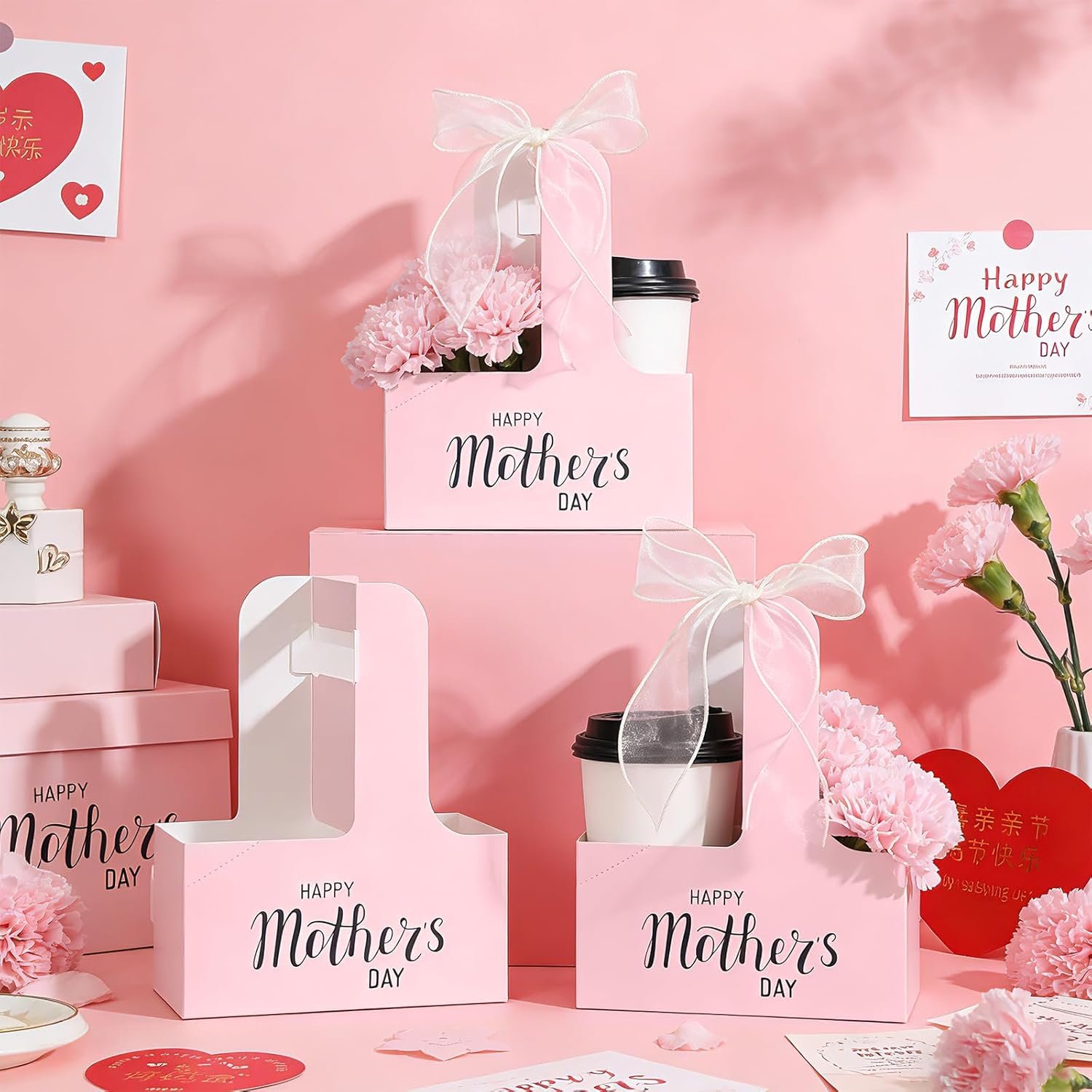 Grossiste de porte-gobelets en papier 24 Pack pour 2 tasses avec poignée, idéal pour la fête des mères, contenant un ruban pour boissons chaudes ou froides. Fabricant de supports pour boissons à emporter, pratique pour livraison alimentaire, logo personnalisé sur demande. Vente en gros de porte-gobelets pour café.