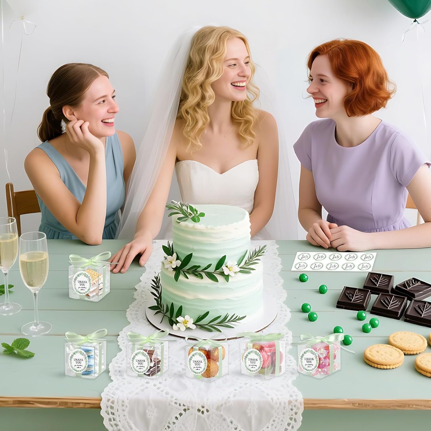 Grossiste de boîtes transparentes à friandises vertes 50 ensembles de 2x2x2 pouces avec logo personnalisé, parfaites pour les cadeaux de retour tels que macarons, bonbons, accompagnées d'un ruban et d'autocollants. Fabricant de décoration pour anniversaire et baby shower. Vente en gros pour vos événements.