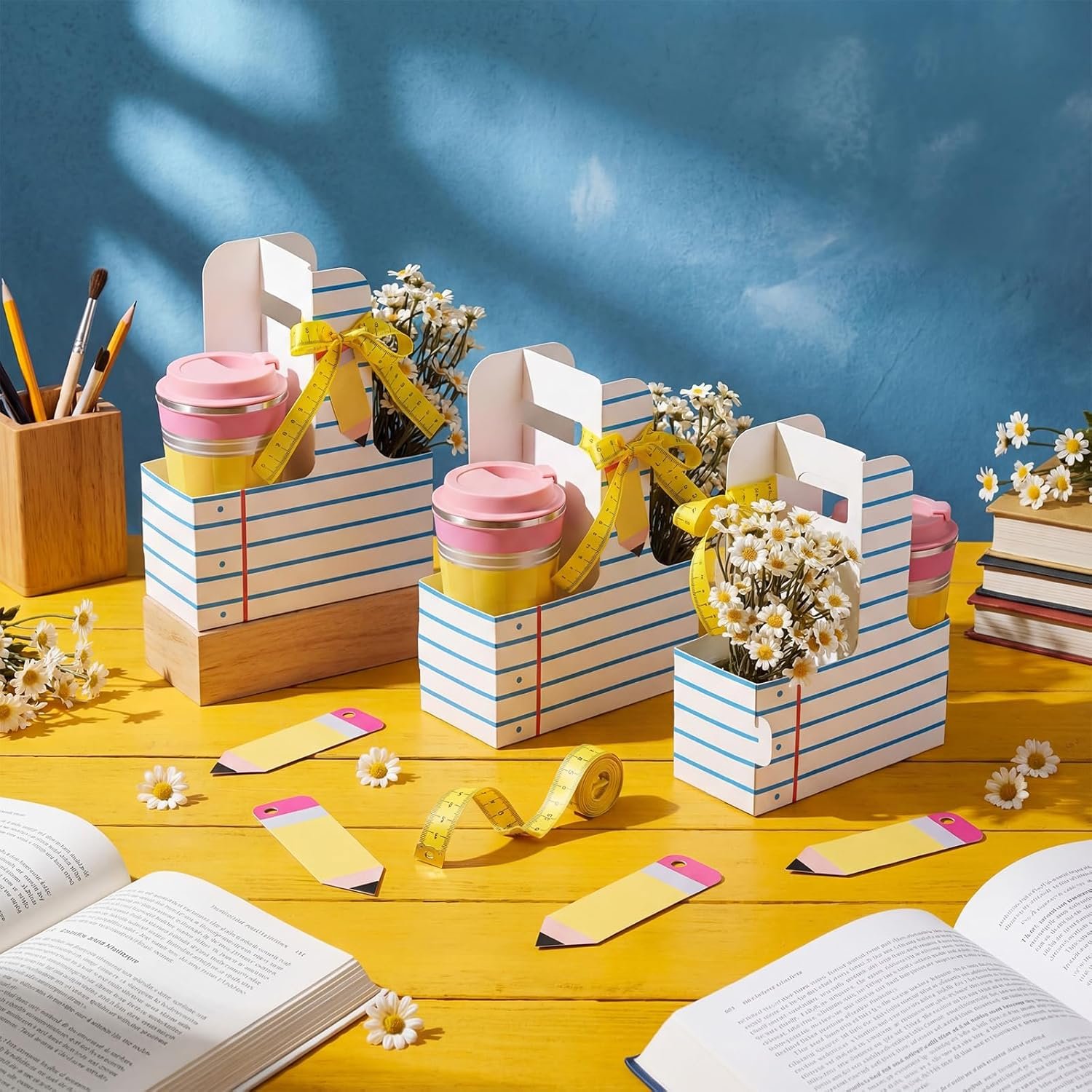 Grossiste de fournitures pour enseignants avec un ensemble de 12 cadeaux d'appréciation incluant un carnet, un porte-gobelet à 2 tasses, une carte de vœux, un ruban et un support à fleurs à manipuler pour des DIY en fin d'année scolaire et des fêtes de retour à l'école, disponible en vente en gros et avec option de logo personnalisé. Grossiste de fournitures pour enseignants avec un ensemble de 12 cadeaux d'appréciation incluant un carnet, un porte-gobelet à 2 tasses, une carte de vœux, un ruban et un support à fleurs à manipuler pour des DIY en fin d'année scolaire et des fêtes de retour à l'école, disponible en vente en gros et avec option de logo personnalisé.