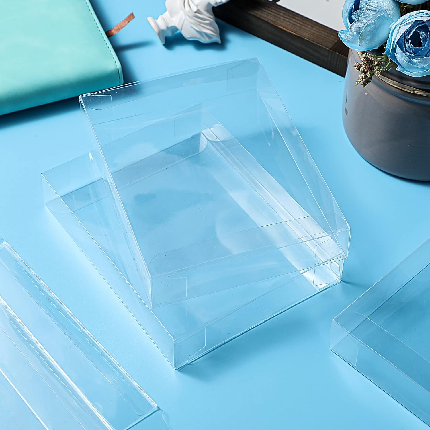 Grossiste de boîtes à cadeaux claires en plastique transparent, 100 pack de boîtes pliables pour enveloppes A2, logo personnalisé, 4.5 x 1.0 x 5.9 pouces, fournisseur pour stockage et emballage. Grossiste de boîtes à cadeaux claires en plastique transparent, 100 pack de boîtes pliables pour enveloppes A2, logo personnalisé, 4.5 x 1.0 x 5.9 pouces, fournisseur pour stockage et emballage.