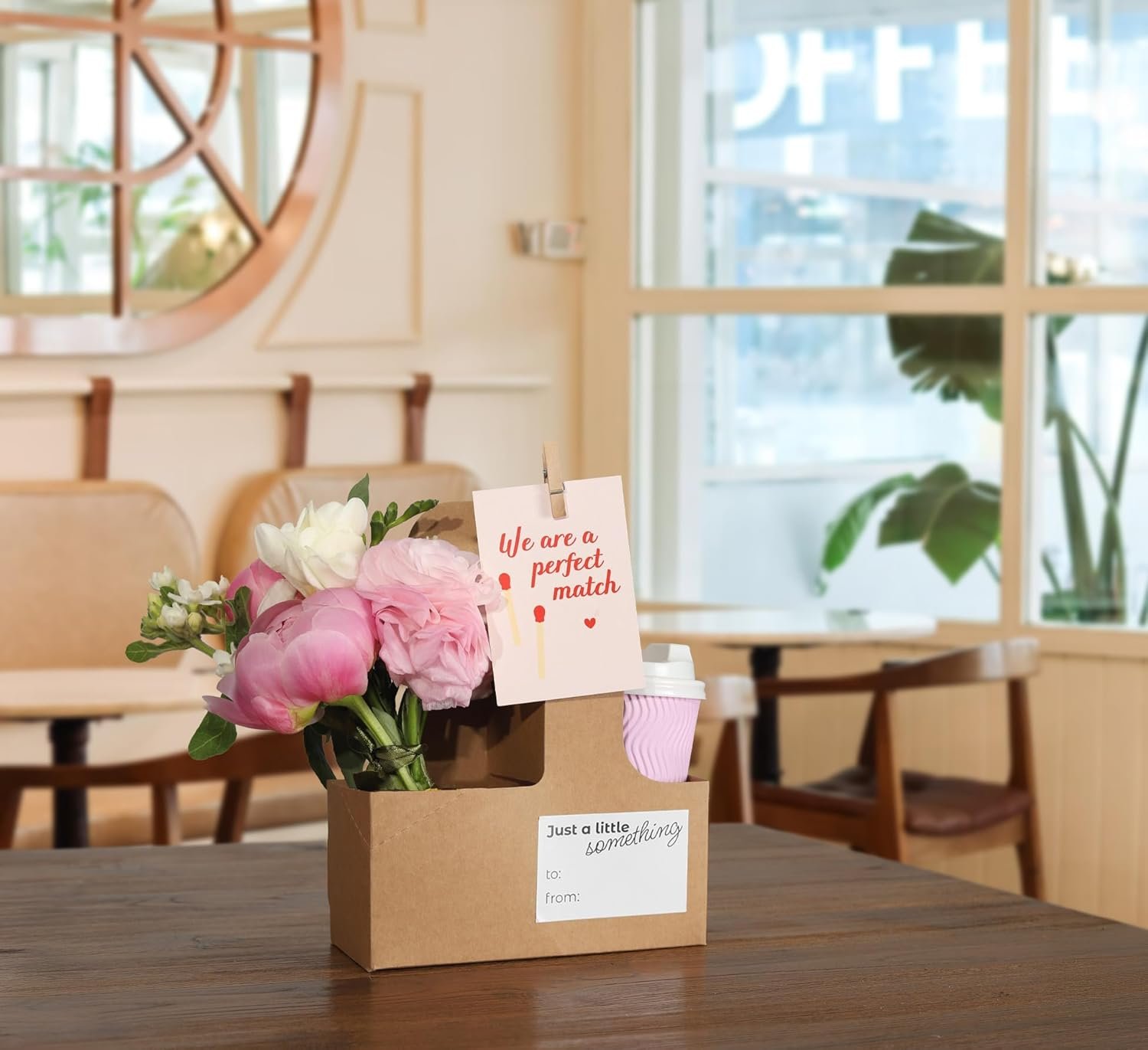 Grossiste de porte-gobelets jetables avec poignée pour 2 ou 4 tasses, support en papier kraft, idéale pour boissons chaudes ou froides. Logo personnalisé inclus, fournit 20 autocollants pour décorer fêtes, anniversaires et mariages. Fabricant de solutions pratiques pour boissons.