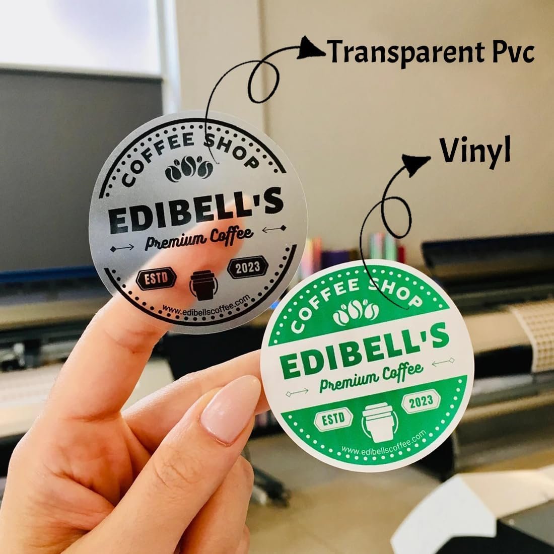 Grossiste de gobelets en plastique transparent jetables personnalisés avec autocollants, 100-300 pièces, OEM 12oz pour café, smoothies, boissons froides, mariage et fêtes, logo personnalisé inclus, fabricant de gobelets à couvercle plat.