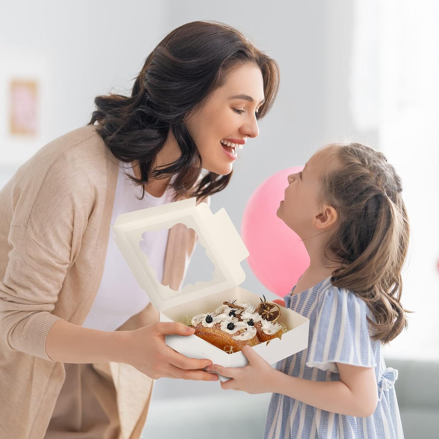 Grossiste en Vrac - Boîtes à biscuits de 60 pièces, 8x8x2,5 pouces, avec 2 styles de fenêtres pour chocolats, fraises, tartes, pâtisseries, desserts, gâteaux, Logo Personnalisé disponible, Fournisseur de solutions pour la pâtisserie. Grossiste en Vrac - Boîtes à biscuits de 60 pièces, 8x8x2,5 pouces, avec 2 styles de fenêtres pour chocolats, fraises, tartes, pâtisseries, desserts, gâteaux, Logo Personnalisé disponible, Fournisseur de solutions pour la pâtisserie.