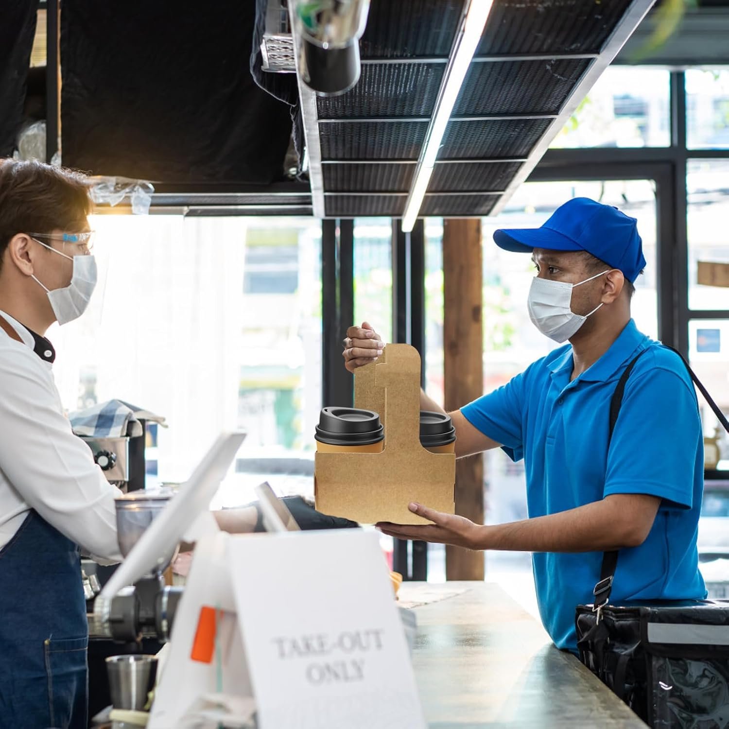 Grossiste en porte-gobelets en carton kraft 15 pièces avec poignée pour livraison, transport de boissons chaudes ou froides, marque blanche de support à café, solutions de livraison alimentaire.