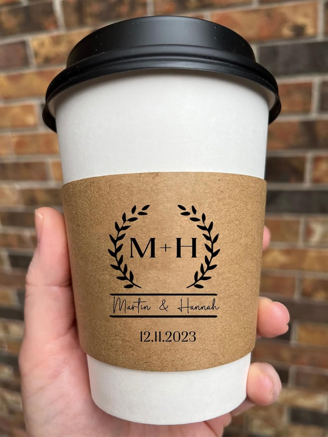 Grossiste de manchons de café en kraft personnalisés, manchon en papier pour tasse à boire, OEM pour 20-500 pièces, sleeve en carton pour amateurs de café et événements comme mariages ou baby showers. Grossiste de manchons de café en kraft personnalisés, manchon en papier pour tasse à boire, OEM pour 20-500 pièces, sleeve en carton pour amateurs de café et événements comme mariages ou baby showers.
