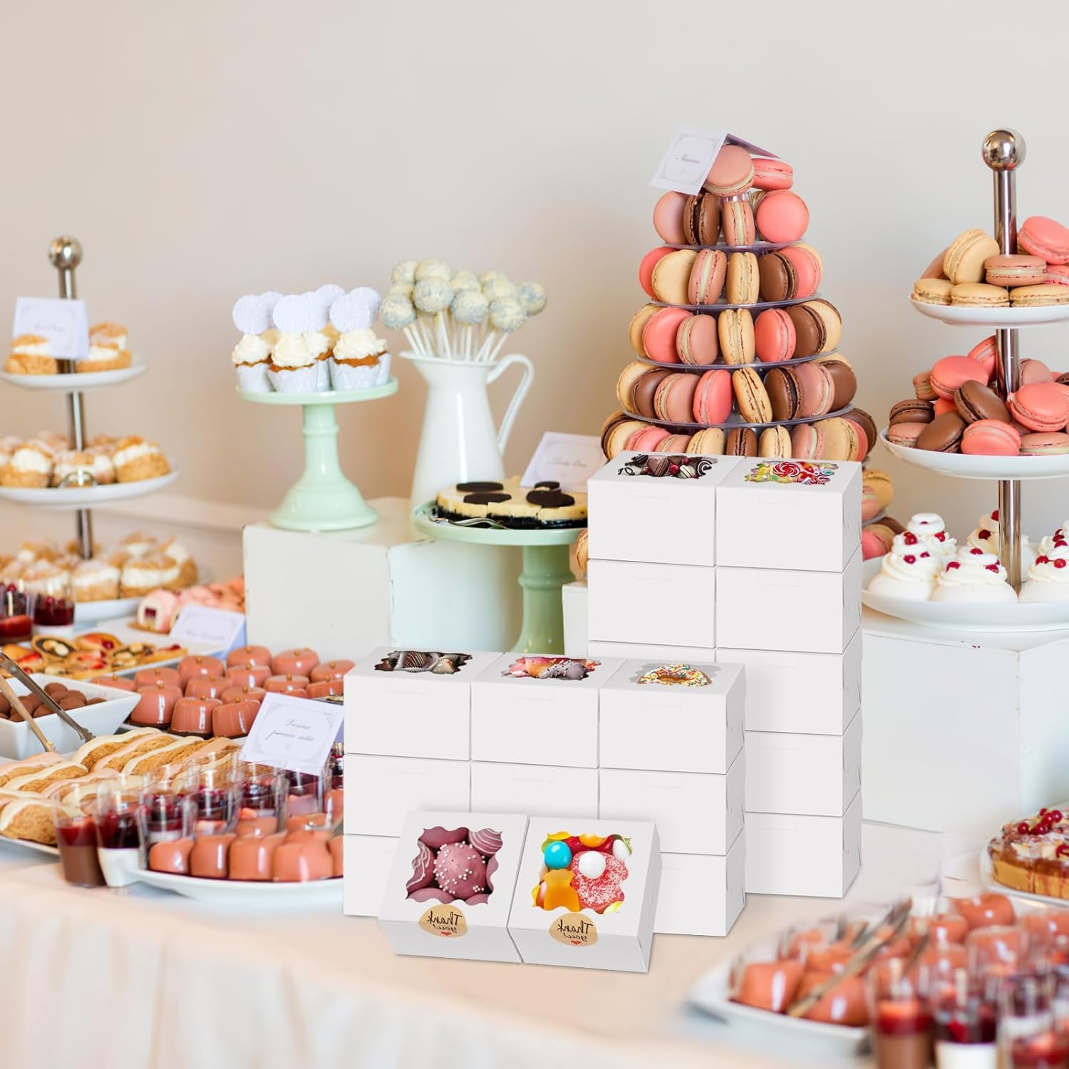 Grossiste Boîtes à biscuits blanches 24pcs 4x4x2,5 pouces avec fenêtre, pour desserts, pâtisseries, donuts, macarons, fraises, chocolats, bonbons (avec autocollants) – Logo personnalisé, fournisseur d'emballage en gros. Grossiste Boîtes à biscuits blanches 24pcs 4x4x2,5 pouces avec fenêtre, pour desserts, pâtisseries, donuts, macarons, fraises, chocolats, bonbons (avec autocollants) – Logo personnalisé, fournisseur d'emballage en gros.